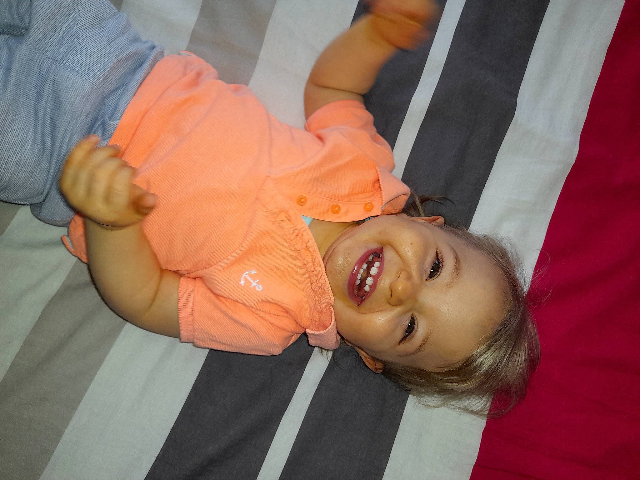 Gabriel participe au concours pour gagner de l'argent avec cette photo : abdomen, child, comfort, dress, elbow, event, flag, fun, gesture, happy, human_leg, joint, joy, knee, mouth, person, skin, smile, thumb, toddler