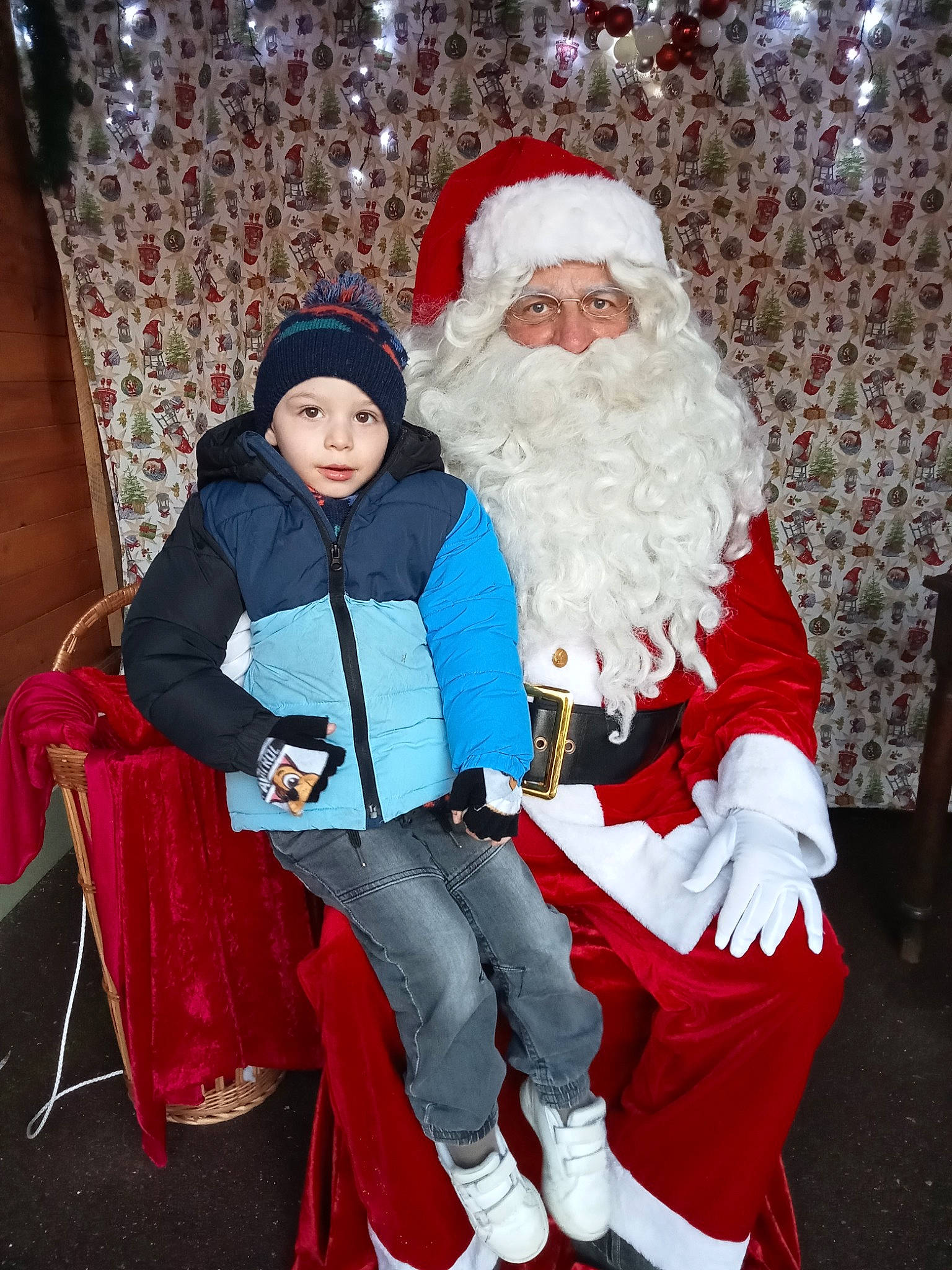 Gabriel a rejoint le concours — aidez-le/la à gagner de superbes lots ! beard, chair, christmas, christmas_eve, costume_hat, event, facial_hair, fictional_character, fun, fur, happy, headwear, holiday, interior_design, lap, person, santa_claus, sitting, toddler, tradition