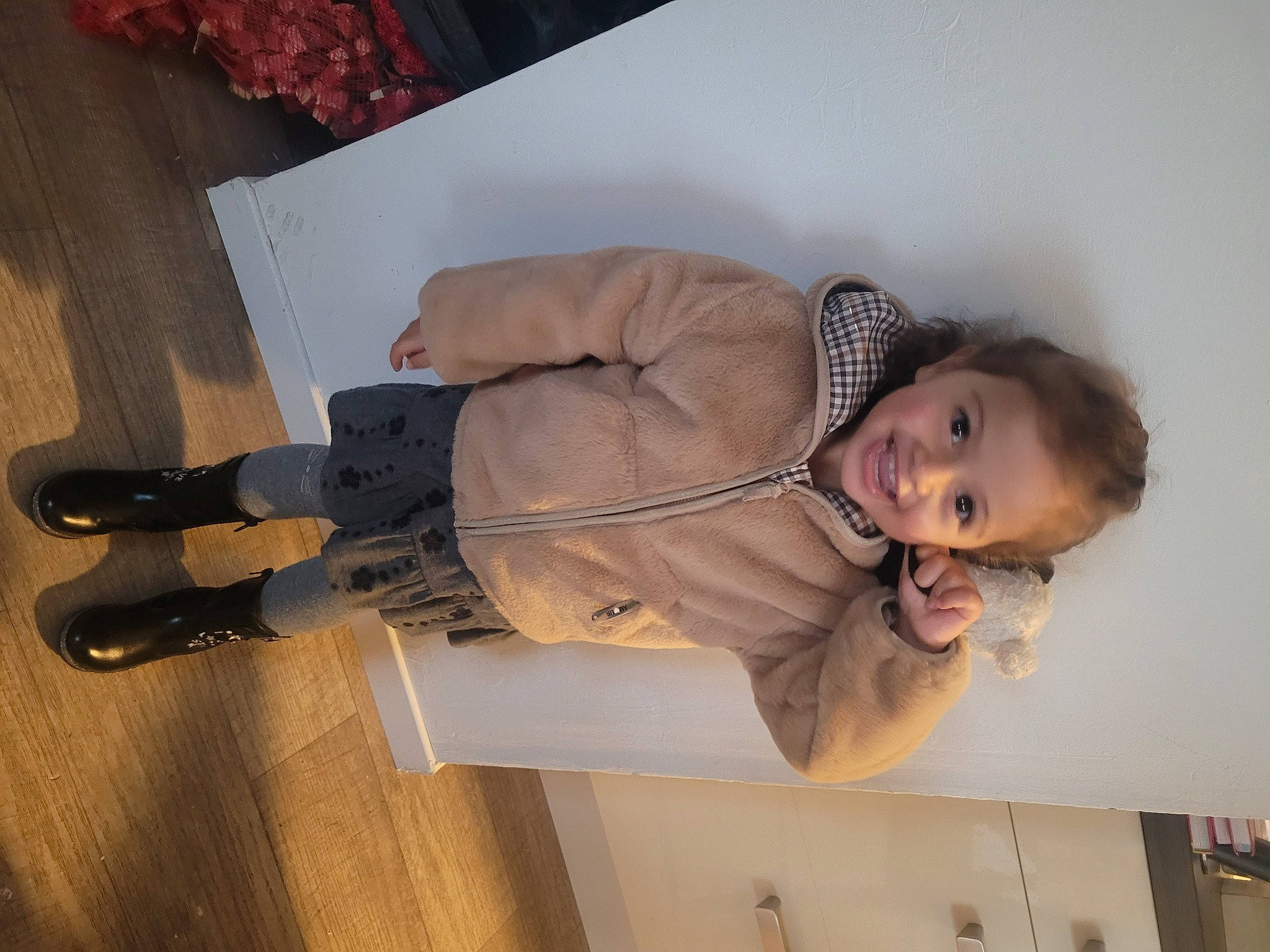 Layna a rejoint le concours — aidez-le/la à gagner de superbes lots ! comfort, coquelicot, flooring, fun, hardwood, jacket, joy, meat, outdoor_shoe, peach, person, room, smile, toddler, walking_shoe, wood
