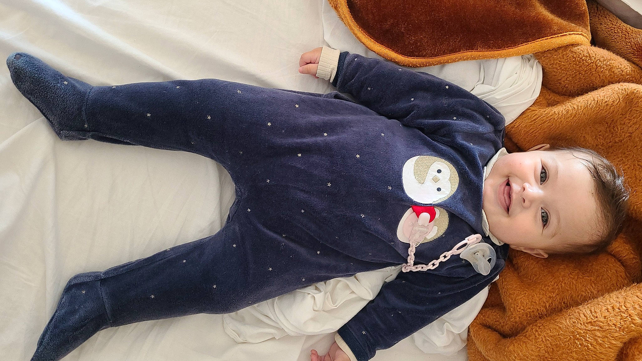 Layna participe au concours pour gagner de l'argent avec cette photo : active_pants, baby, baby_toddler_clothing, child, clothing, comfort, fur, gesture, human_leg, joy, knee, lap, pattern, person, sitting, sleeve, smile, sock, textile, thigh