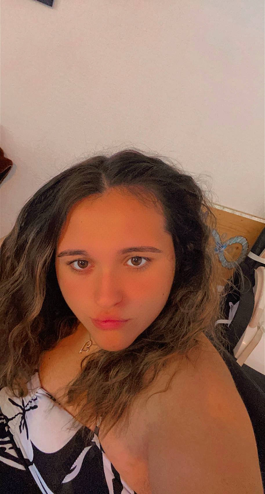 Louann participe au concours pour gagner de l'argent avec cette photo : black_hair, cheek, chest, chin, eyebrow, eyelash, flash_photography, forehead, iris, jaw, joint, layered_hair, lip, mouth, neck, nose, person, shoulder, skin, thigh