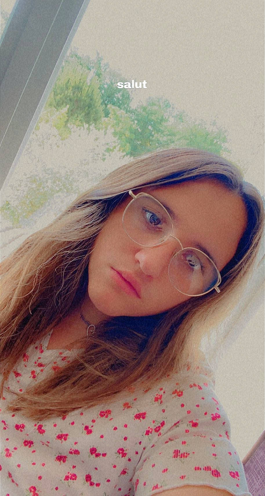 Louann participe au concours pour gagner de l'argent avec cette photo : black_hair, brown_hair, cap, eyelash, eyewear, flash_photography, happy, hat, headgear, layered_hair, lip, long_hair, neck, nose, person, selfie, shoulder, skin, street_fashion, tints_and_shades