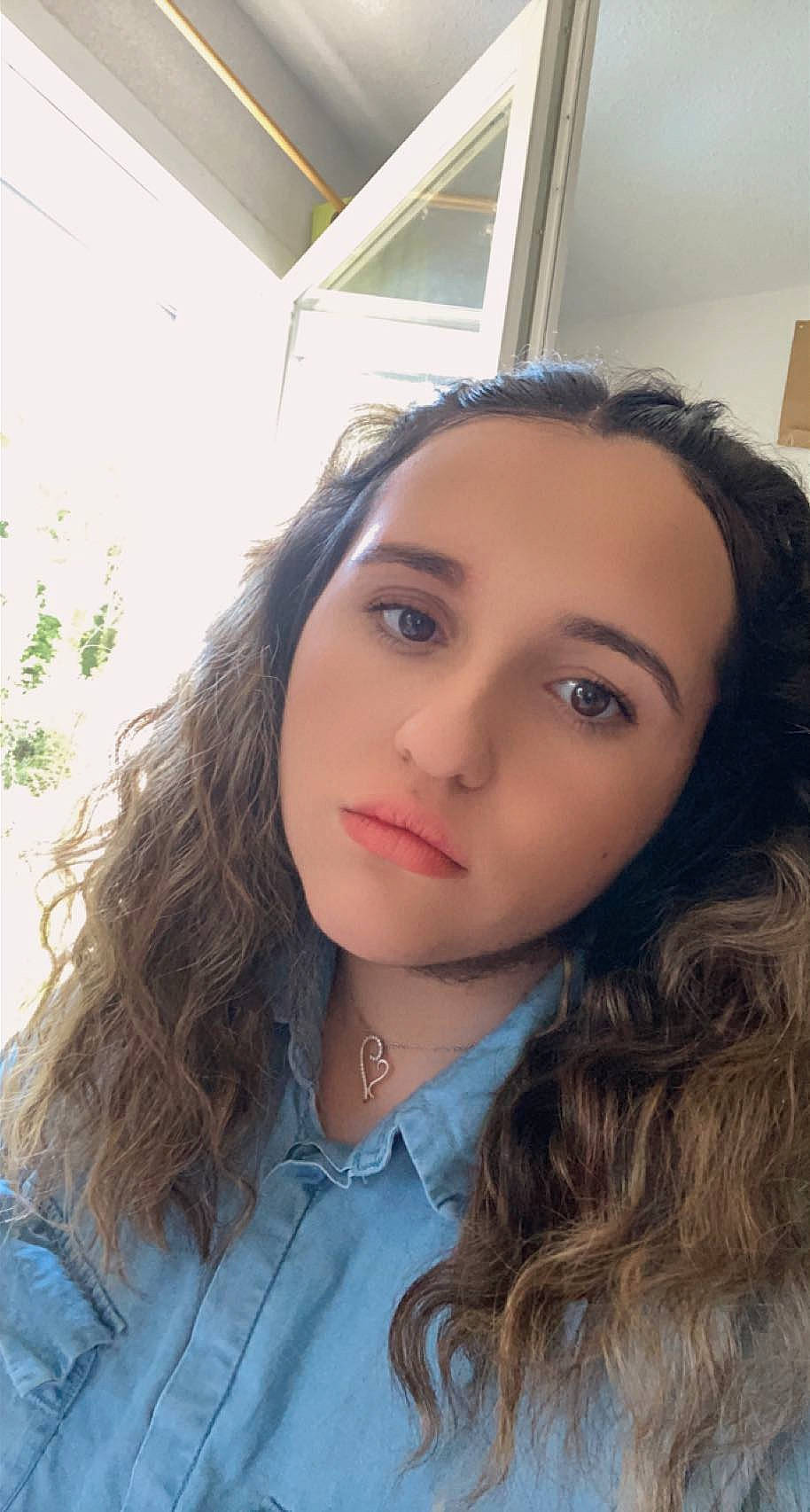 Louann participe au concours pour gagner de l'argent avec cette photo : black_hair, cheek, chin, eye, eyebrow, eyelash, forehead, happy, iris, jaw, layered_hair, lip, long_hair, mouth, neck, nose, person, shoulder, skin, step_cutting