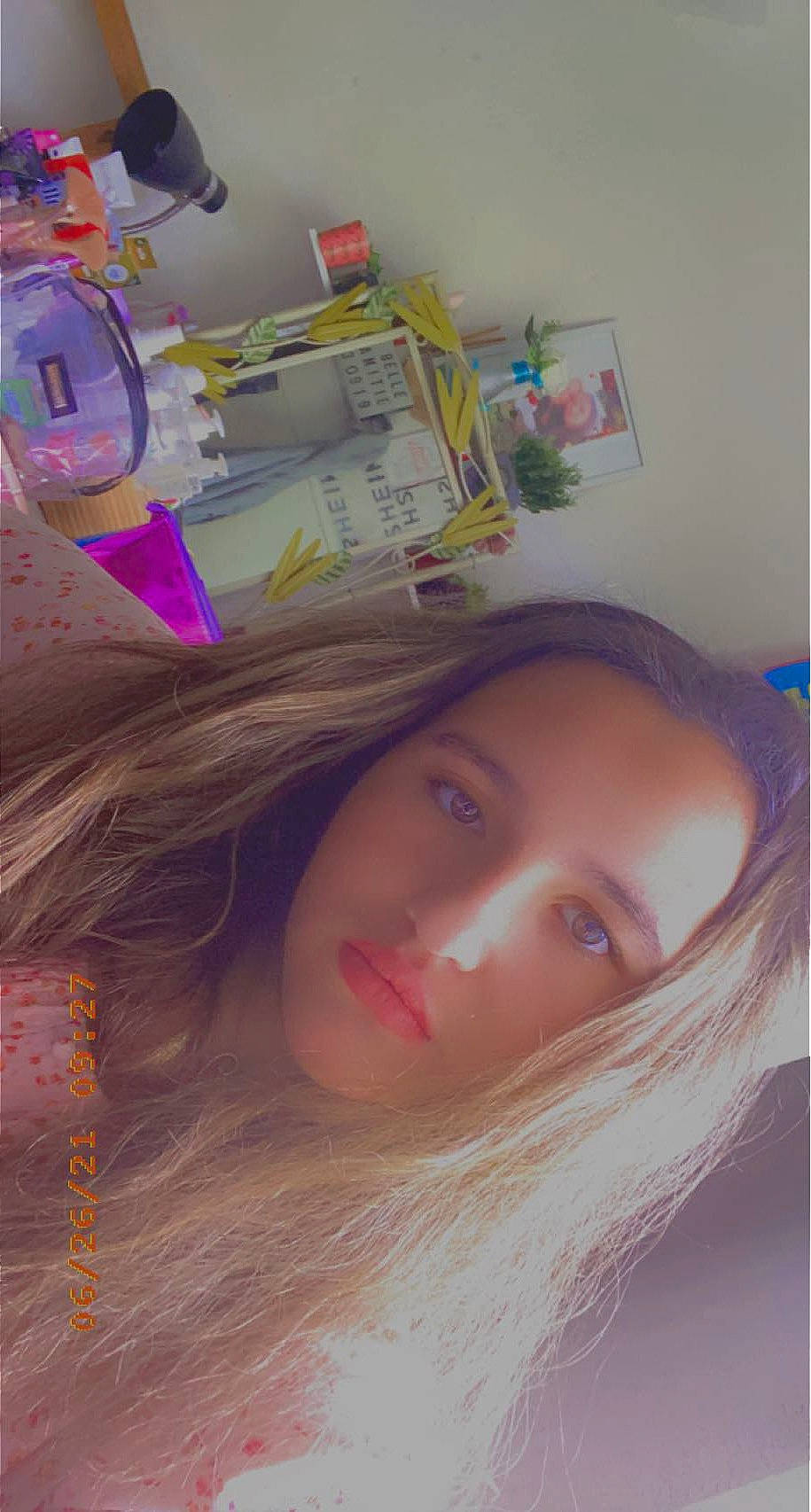 Louann a rejoint le concours — aidez-le/la à gagner de superbes lots ! cheek, child, eye, eyebrow, eyelash, hair, happy, head, iris, lip, long_hair, magenta, material_property, mouth, nose, person, pink, purple, skin, violet