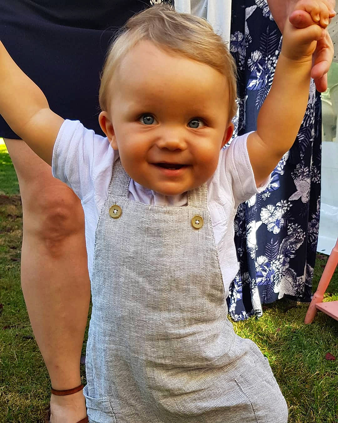 Enzo participe au concours pour gagner de l'argent avec cette photo : arm, baby, cheek, child, face, finger, gesture, grass, hand, head, joy, person, play, skin, smile, summer, t_shirt, toddler