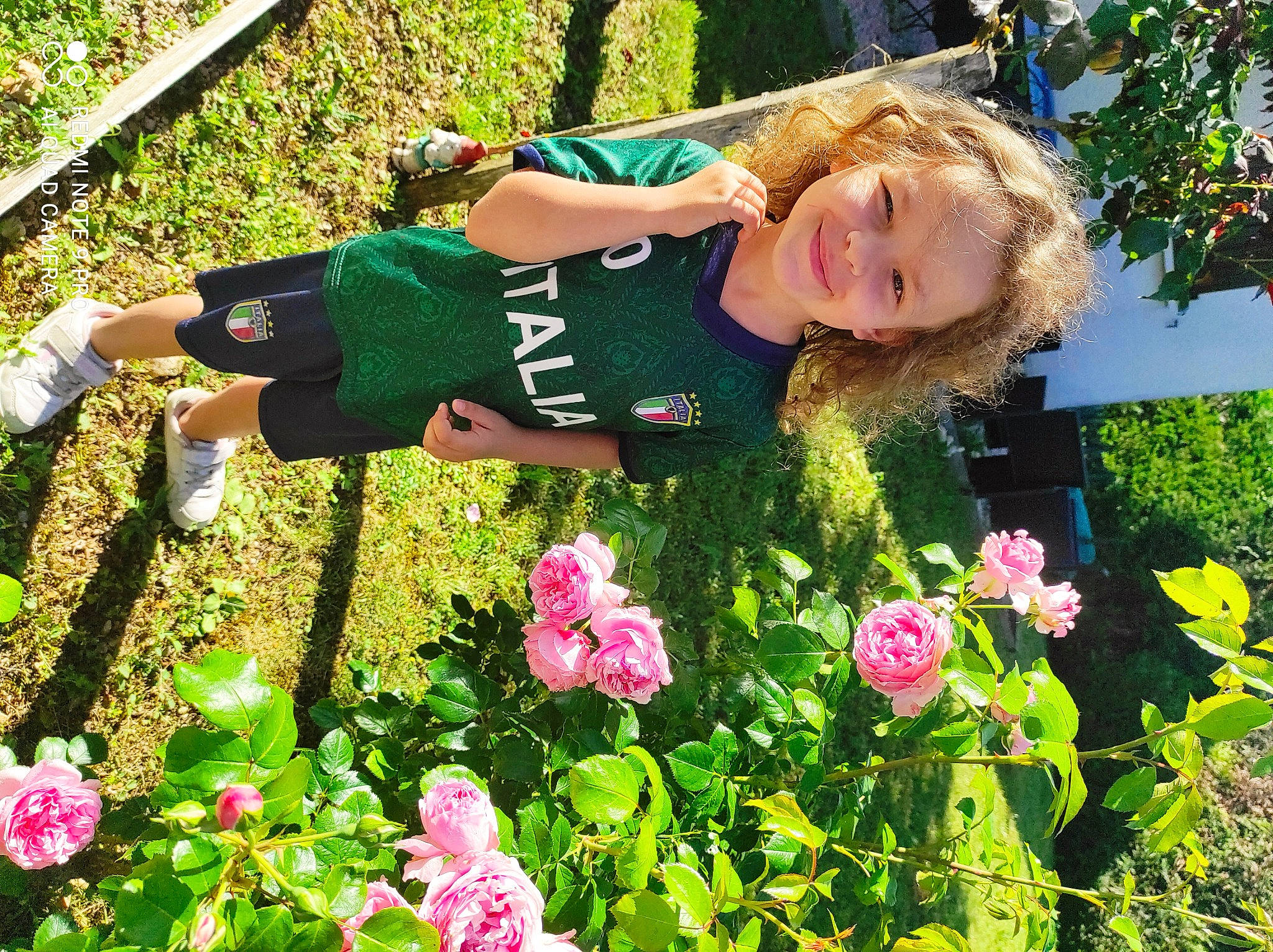 Elina a rejoint le concours — aidez-le/la à gagner de superbes lots ! annual_plant, botany, flower, flowering_plant, grass, green, groundcover, happy, joy, lawn, leaf, leisure, nature, people_in_nature, person, petal, pink, plant, rose, shrub