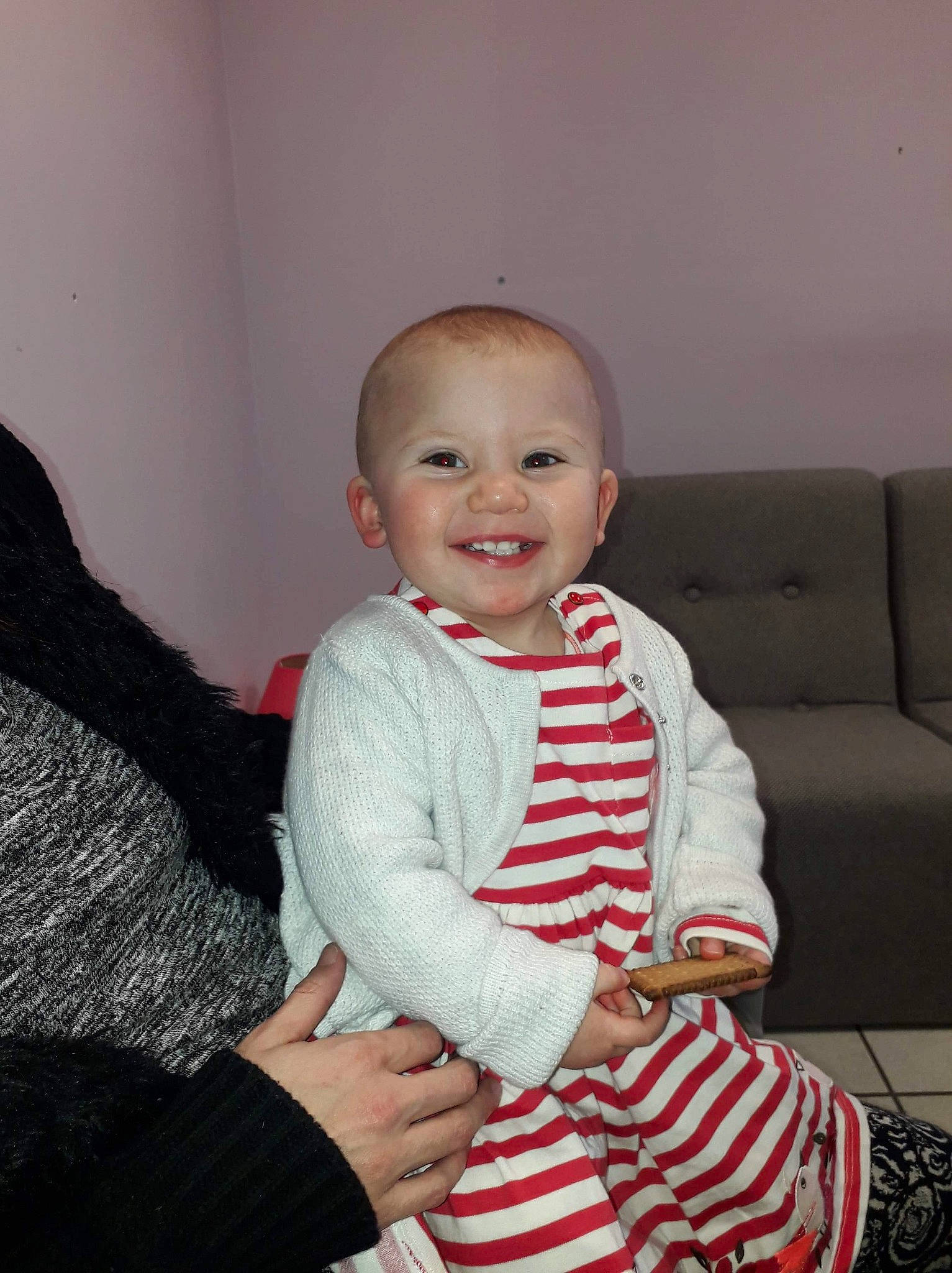 Laura a rejoint le concours — aidez-le/la à gagner de superbes lots ! baby, cheek, child, christmas, face, holiday, joy, people, person, sitting, skin, smile, standing, toddler