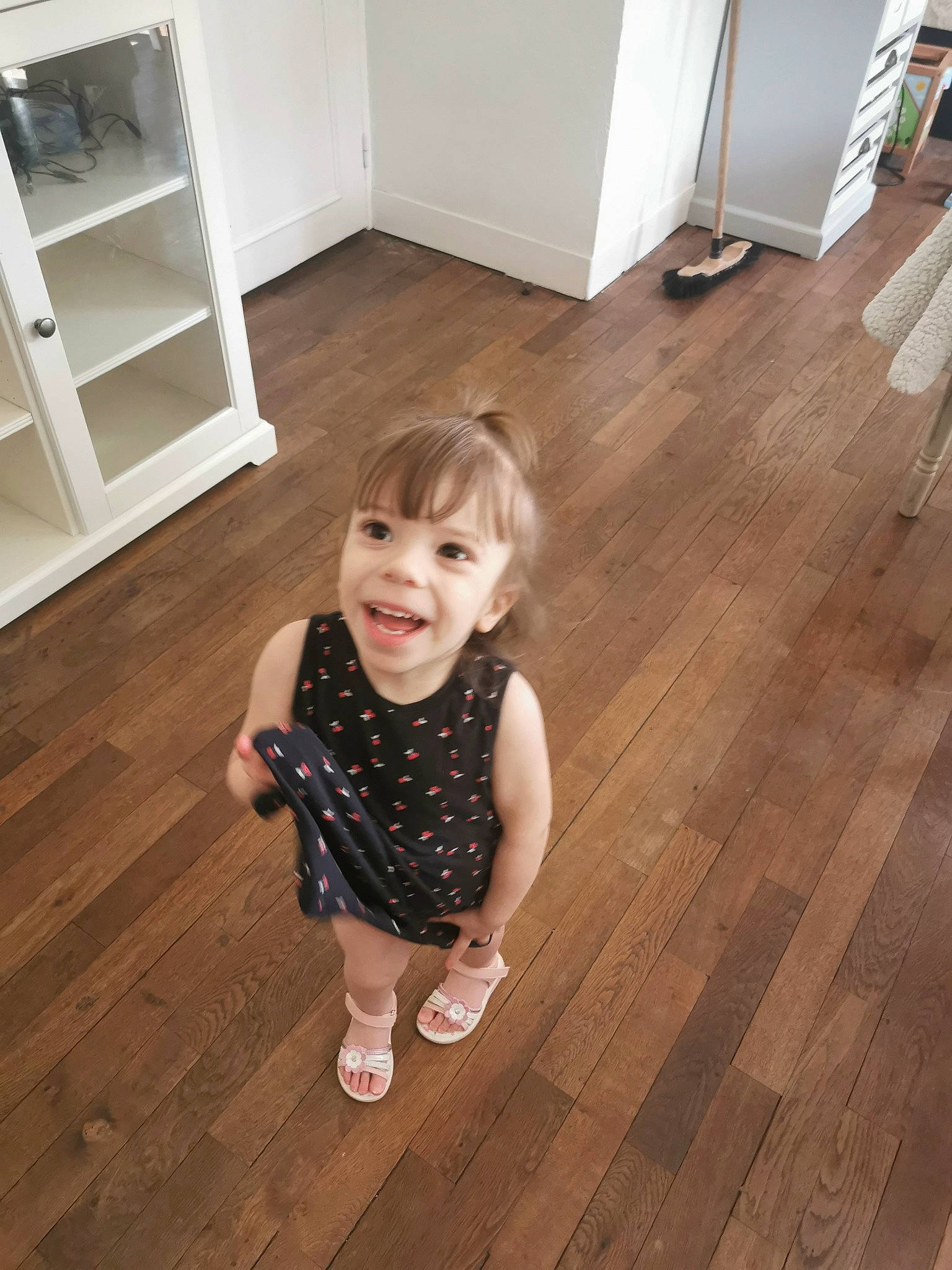 Zoé participe au concours pour gagner de l'argent avec cette photo : baby_toddler_clothing, cabinetry, dress, floor, flooring, happy, hardwood, human_leg, laminate_flooring, leg, pattern, person, plank, smile, standing, toddler, varnish, white, wood, wood_flooring