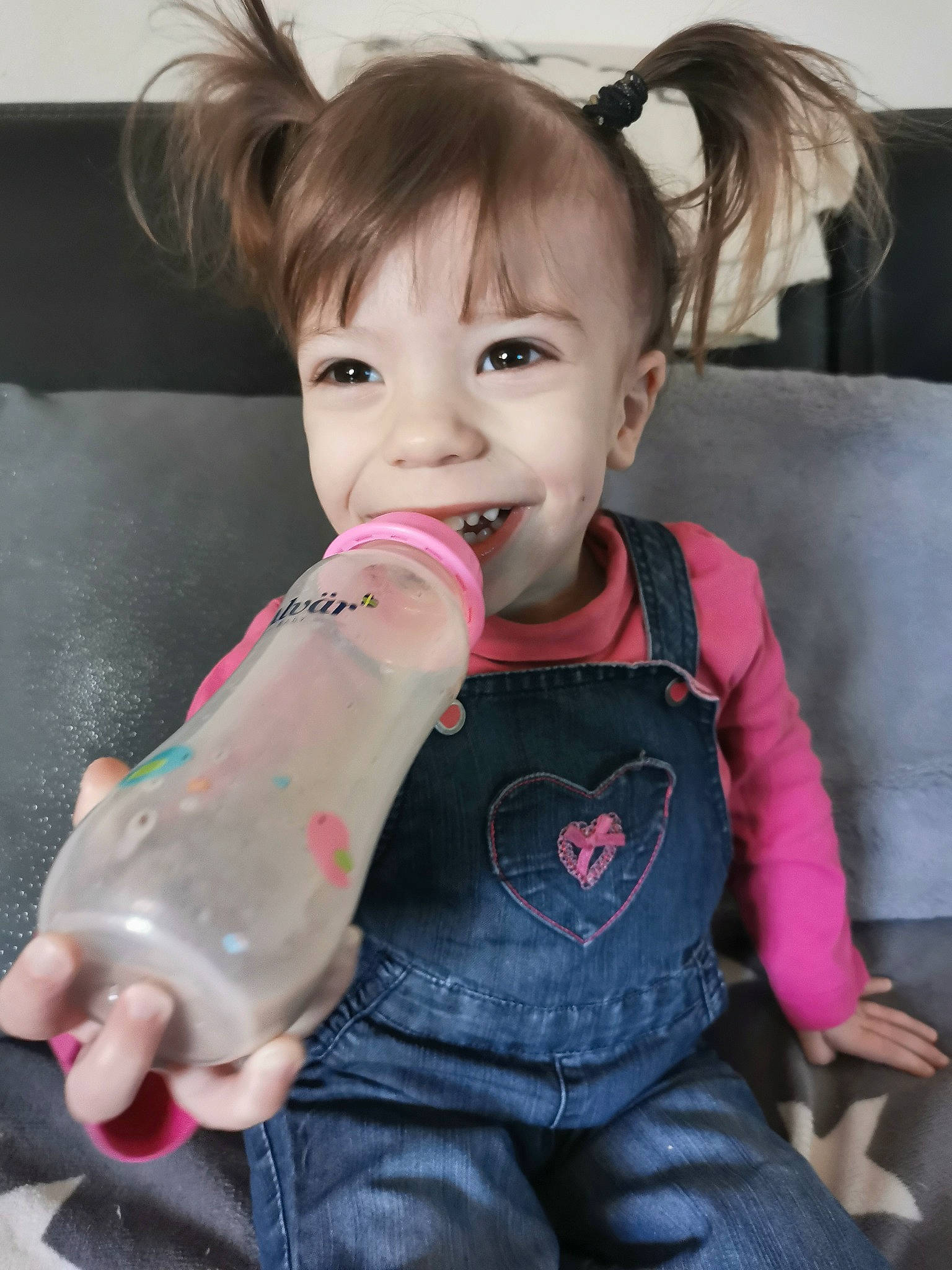 Zoé participe au concours pour gagner de l'argent avec cette photo : baby, baby_toddler_clothing, cheek, chin, cool, ear, eyelash, finger, gesture, head, human_body, iris, lip, mouth, neck, nose, person, pink, skin, sleeve