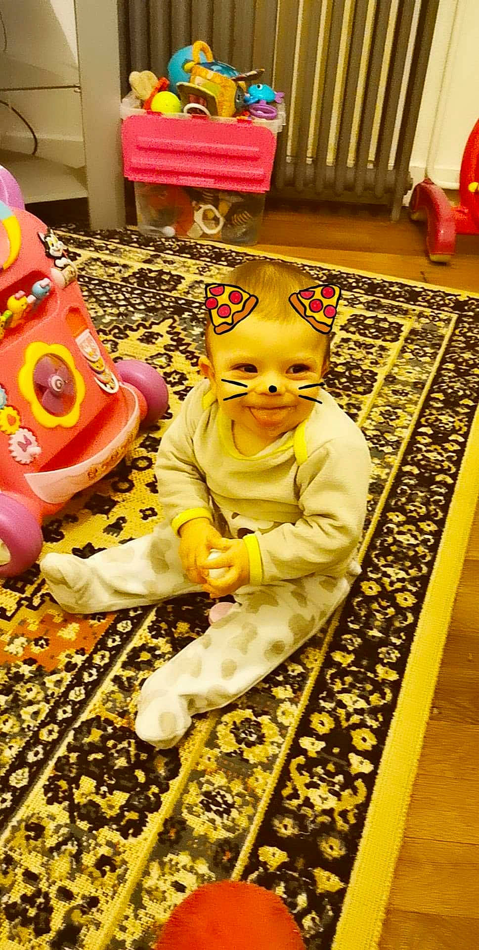 Zoe a rejoint le concours — aidez-le/la à gagner de superbes lots ! baby, child, joy, person, play, room, toddler, yellow