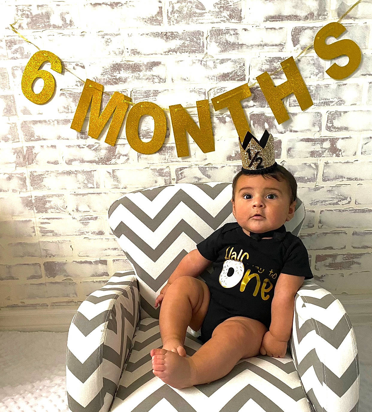 Leandro is registered to the contest to win money with this photo: advertising, baby_toddler_clothing, comfort, facial_expression, flash_photography, font, graphics, happy, human, logo, people, person, photo_caption, room, sitting, sleeve, stock_photography, t_shirt, toddler, wall_sticker