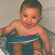 Maylone a rejoint le concours — aidez-le/la à gagner de superbes lots ! baby, infant, bathtub, bath_toy, water, smiling, wet_hair, bath_seat, tub, splash, play, cute, toddler, happy, child, toys, teeth, ears, legs, indoor