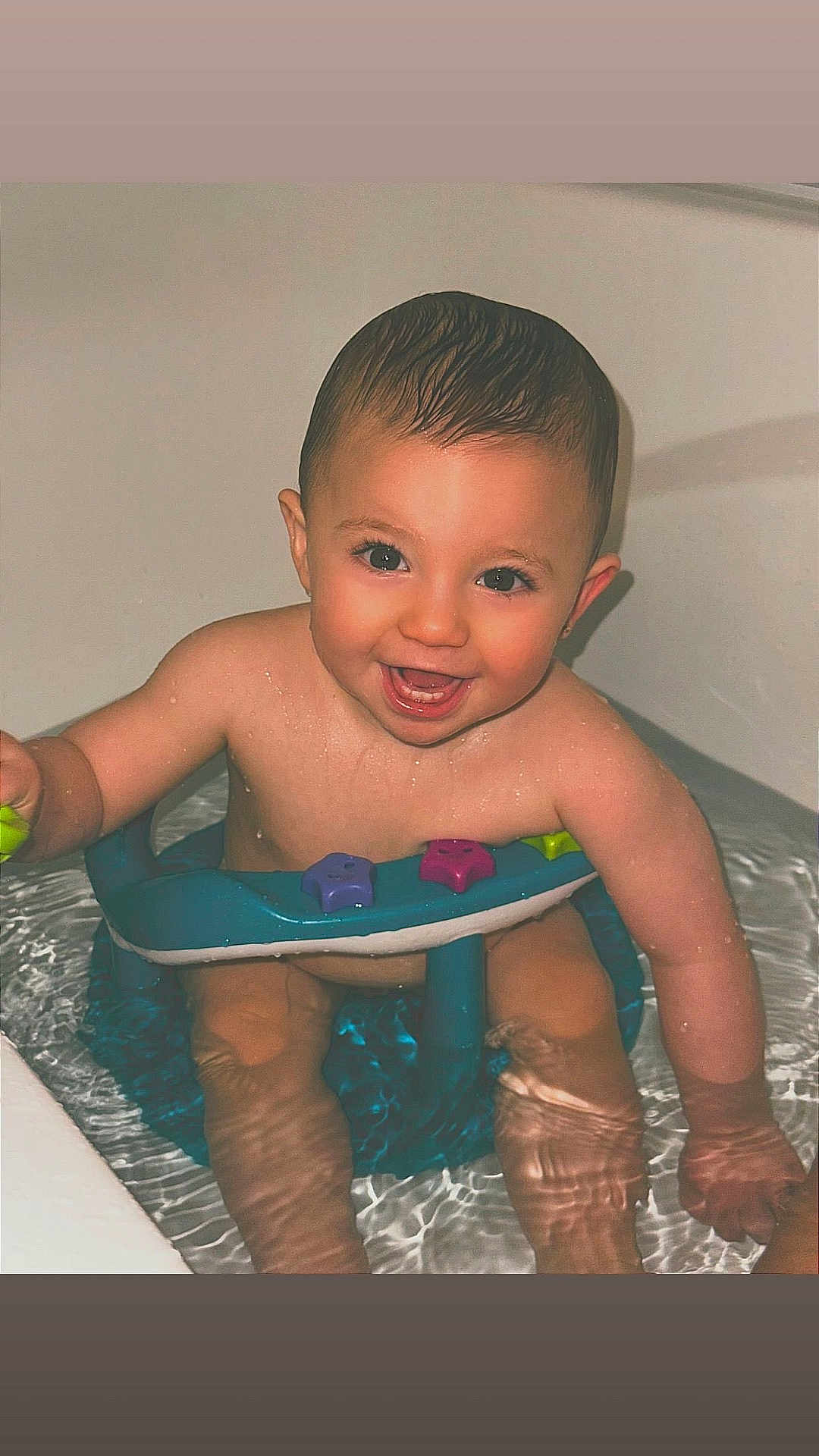 Maylone a rejoint le concours — aidez-le/la à gagner de superbes lots ! baby, infant, bathtub, bath_toy, water, smiling, wet_hair, bath_seat, tub, splash, play, cute, toddler, happy, child, toys, teeth, ears, legs, indoor