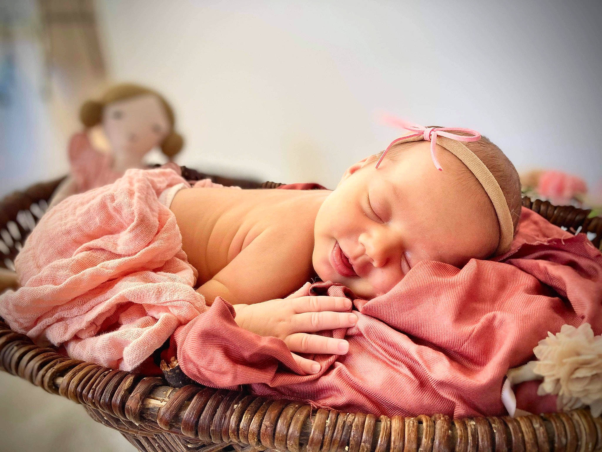 Jade a rejoint le concours — aidez-le/la à gagner de superbes lots ! baby, baby_sleeping, baby_toddler_clothing, basket, bedtime, child, comfort, fashion_accessory, finger, fur, happy, headgear, headpiece, linens, person, pink, sitting, skin, sweetness, toddler