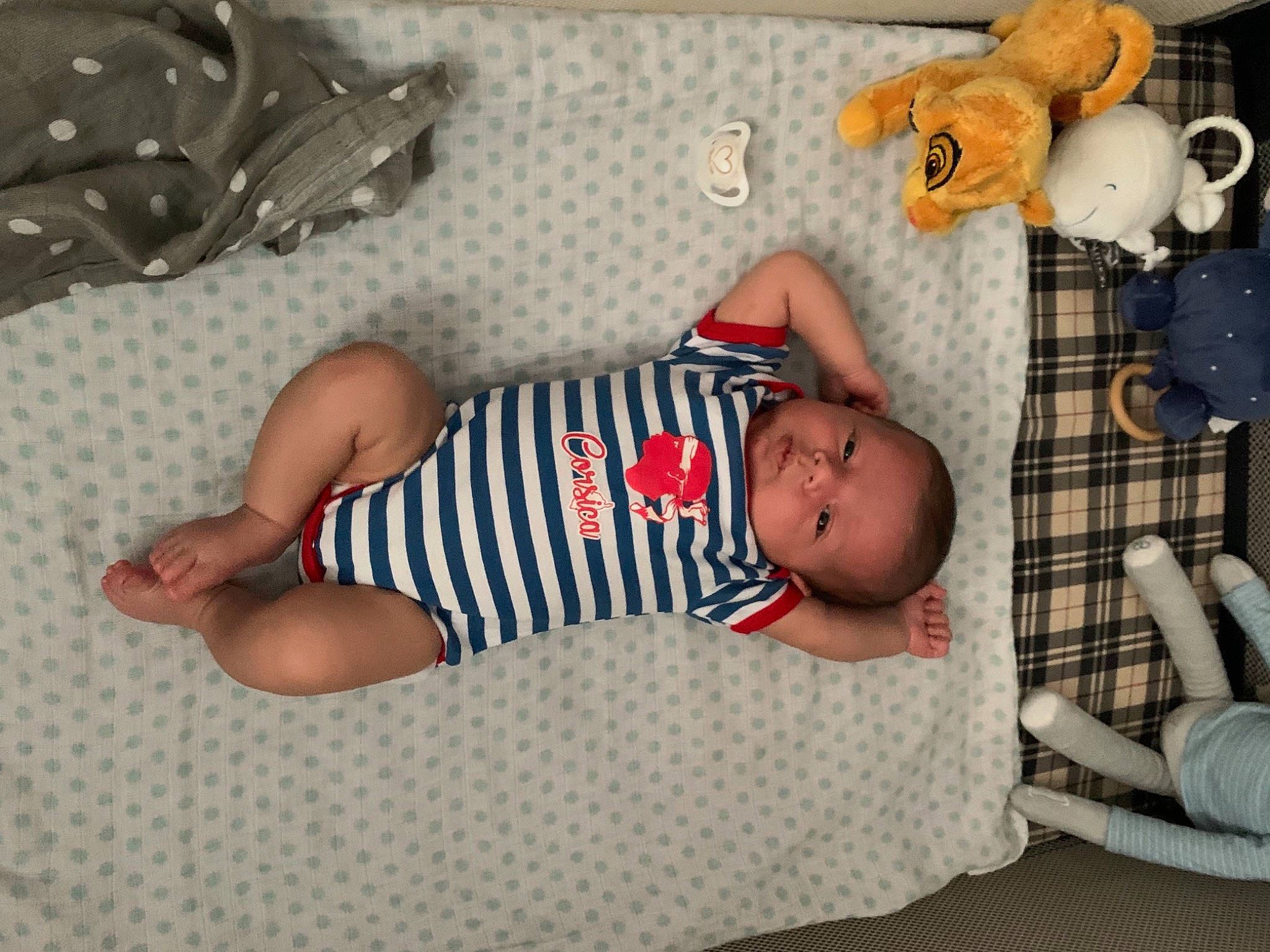 Lucas a rejoint le concours — aidez-le/la à gagner de superbes lots ! baby, baby_products, baby_toddler_clothing, child, comfort, flooring, foot, pattern, person, room, sitting, sock, tartan, toddler, toy, wood