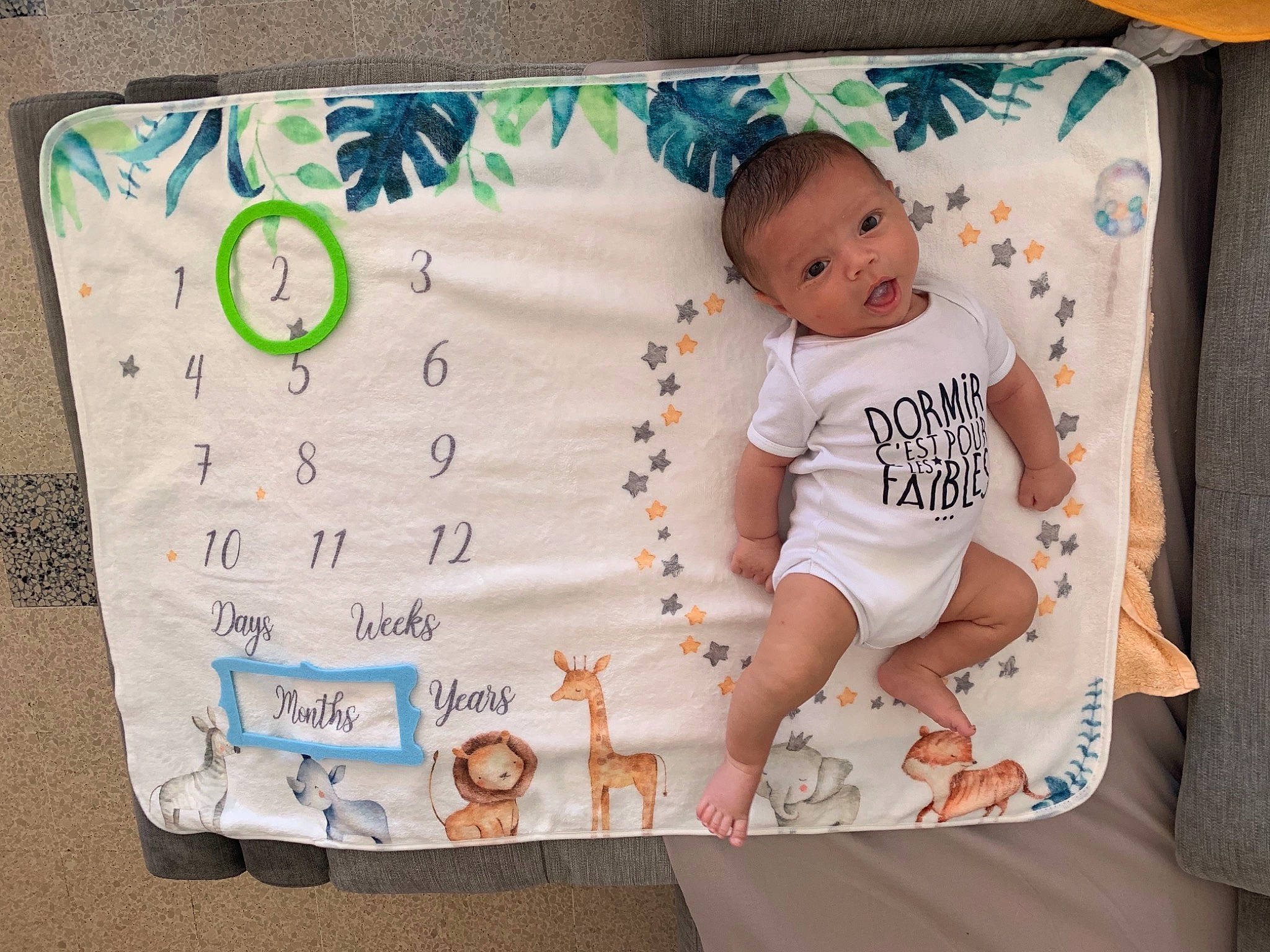Lucas a rejoint le concours — aidez-le/la à gagner de superbes lots ! art, baby, baby_products, baby_toddler_clothing, child, comfort, font, happy, linens, paper, paper_product, pattern, person, publication, rectangle, room, sleeve, t_shirt, textile, throw_pillow