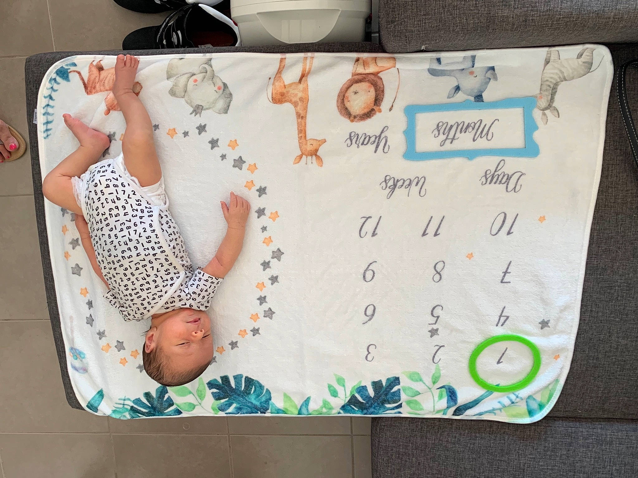Lucas participe au concours pour gagner de l'argent avec cette photo : art, baby, child, circle, design, font, handwriting, happy, illustration, linens, paper, paper_product, pattern, person, rectangle, room, textile, thigh, visual_arts, white