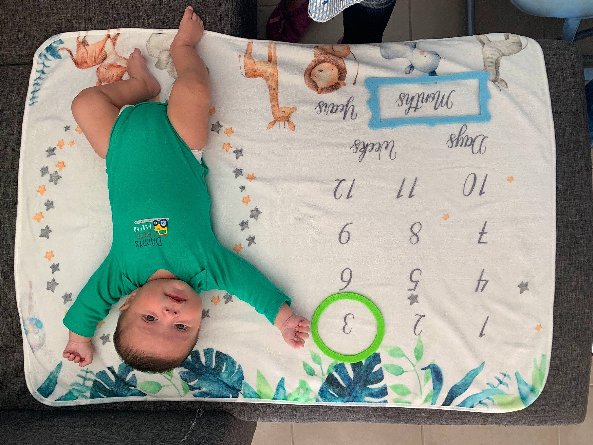 Lucas a rejoint le concours — aidez-le/la à gagner de superbes lots ! baby, baby_toddler_clothing, bedtime, child, comfort, event, font, fun, happy, linens, person, play, room, t_shirt, toddler