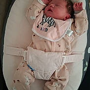 Julyanna a rejoint le concours — aidez-le/la à gagner de superbes lots ! baby, newborn, sleeping, pink_outfit, bib, zebra, baby_lounger, cushion, infant, cute, footwear, socks, minnie_mouse, child, indoors, resting, person, soft, comfortable, sleep