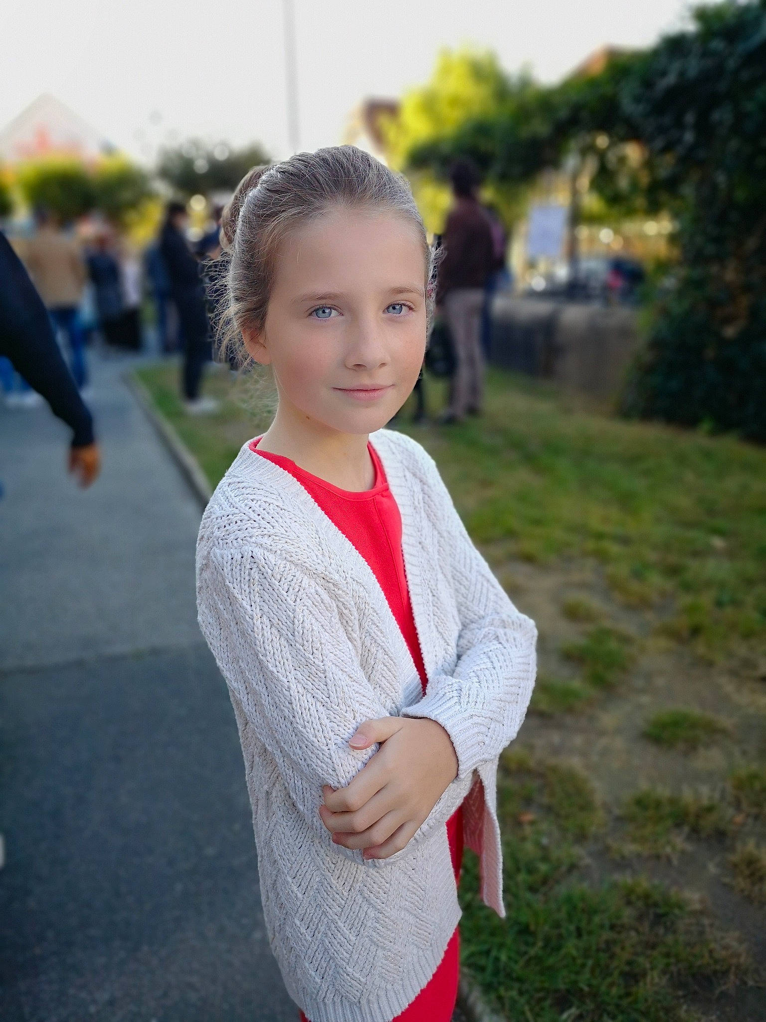 Lizéa participe au concours pour gagner de l'argent avec cette photo : child, electric_blue, flash_photography, formal_wear, fun, grass, happy, joy, leisure, lip, person, plant, portrait_photography, recreation, road, sleeve, street_fashion, t_shirt, travel, tree