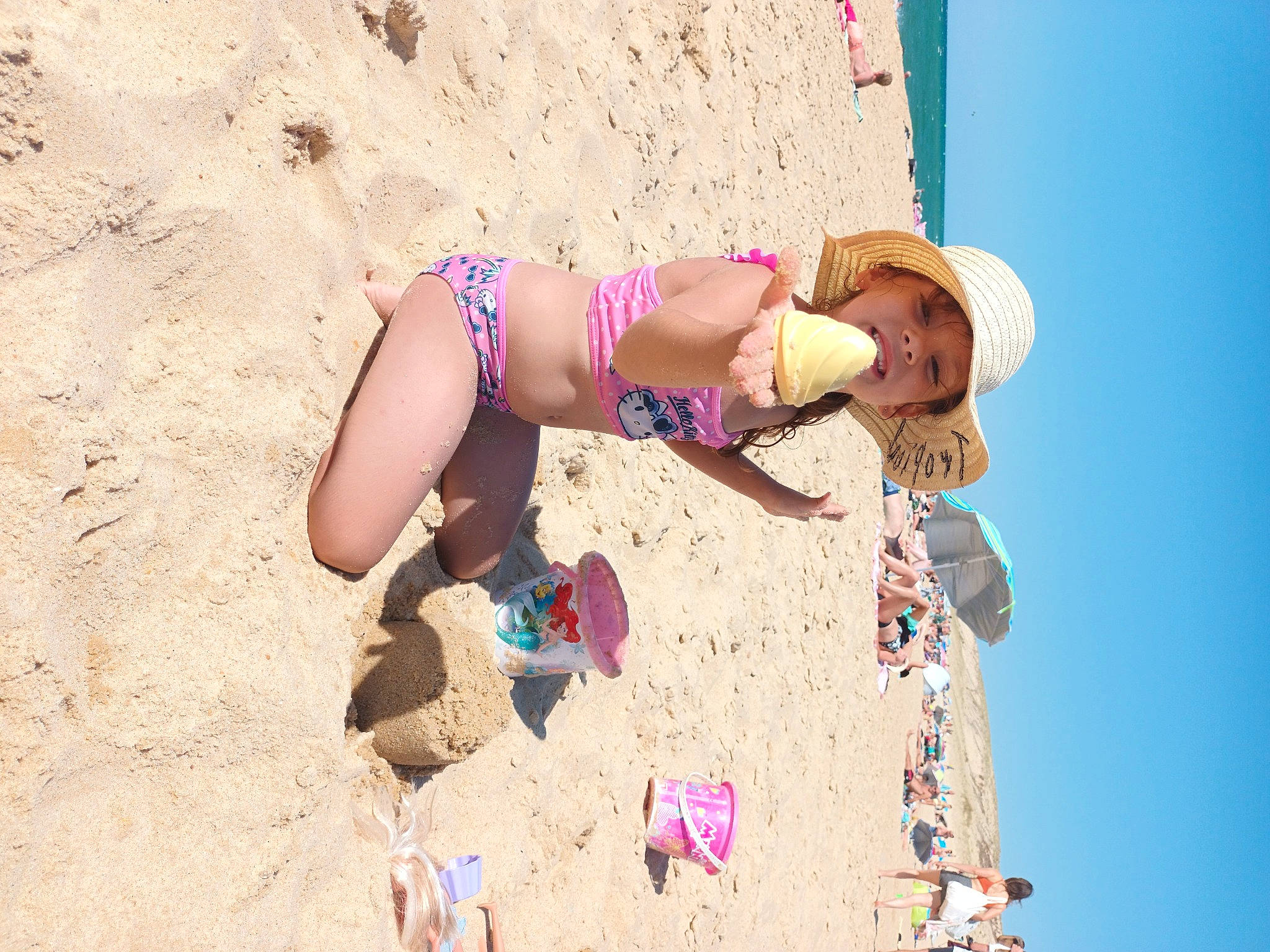 Typhéne a rejoint le concours — aidez-le/la à gagner de superbes lots ! barechested, beach, brassiere, eyewear, foot, fun, happy, hat, headwear, human_leg, landscape, leisure, people_in_nature, people_on_beach, person, recreation, sand, sky, soil, sun_hat