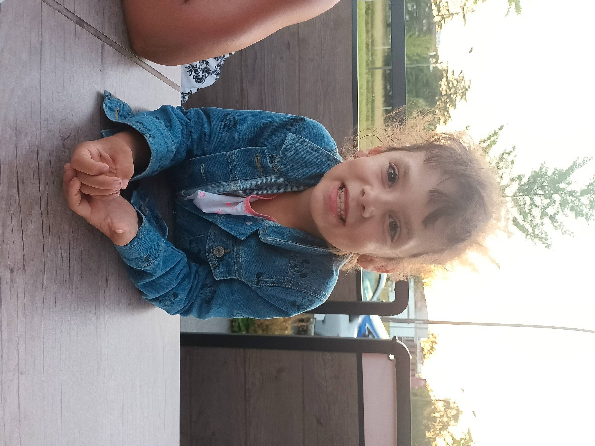 Typhéne participe au concours pour gagner de l'argent avec cette photo : azure, denim, elbow, electric_blue, facial_expression, fun, gesture, happy, joint, joy, leisure, person, shoulder, sky, sleeve, smile, toddler, tree, water, window