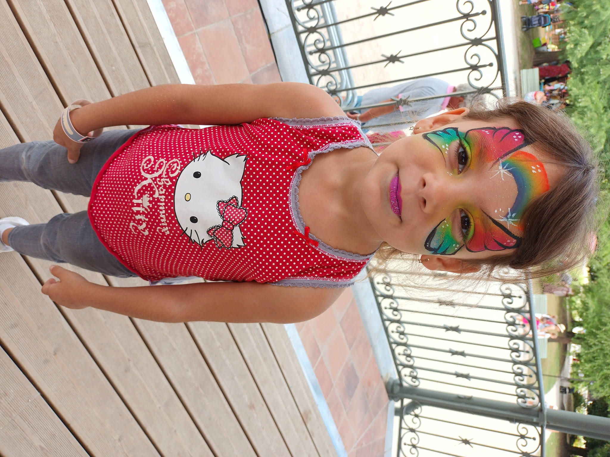 Typhéne participe au concours pour gagner de l'argent avec cette photo : abdomen, elbow, eyewear, facial_expression, fun, human_leg, joint, knee, leg, leisure, pattern, person, pink, plant, shoulder, smile, textile, thigh, trunk, waist