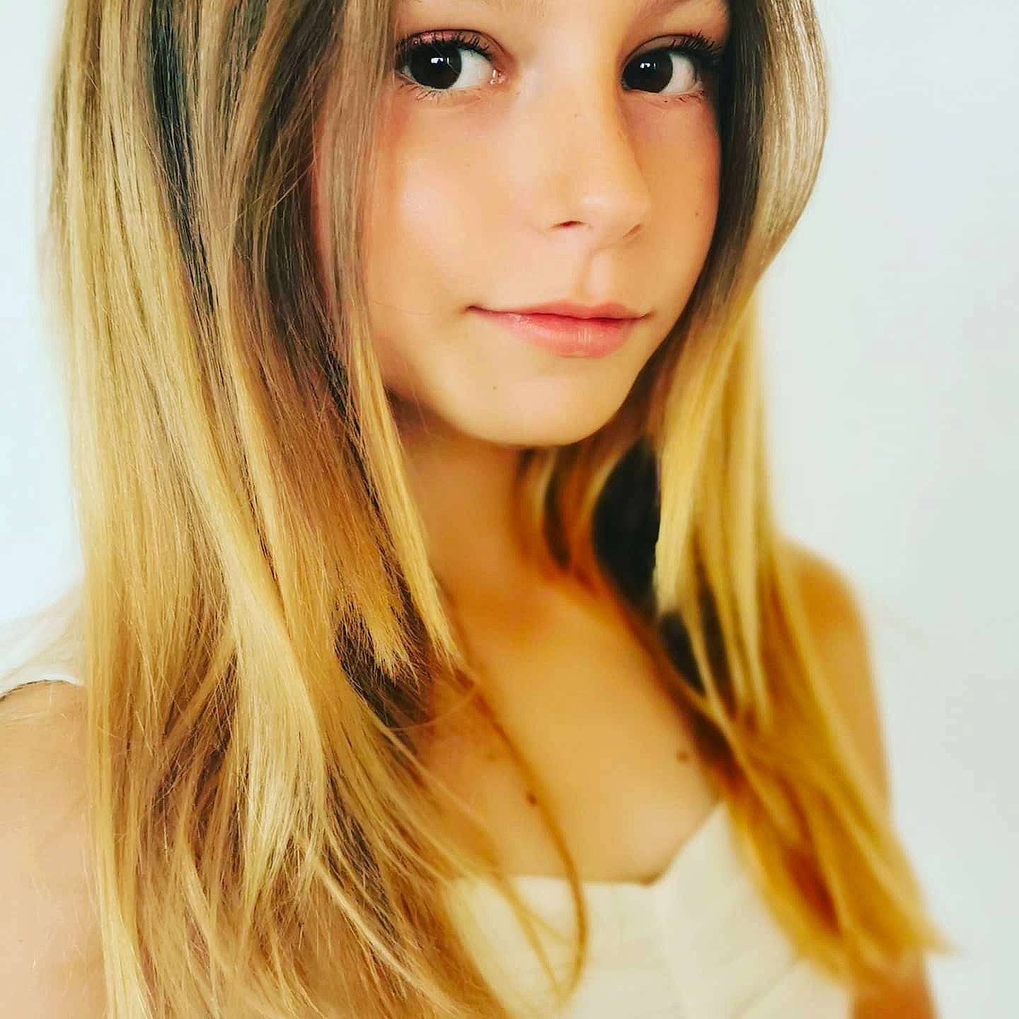 Zoé a rejoint le concours — aidez-le/la à gagner de superbes lots ! black_hair, blond, brown_hair, eyebrow, eyelash, flash_photography, iris, jaw, layered_hair, lip, liver, long_hair, neck, nose, person, shoulder, skin, step_cutting, surfer_hair, throat