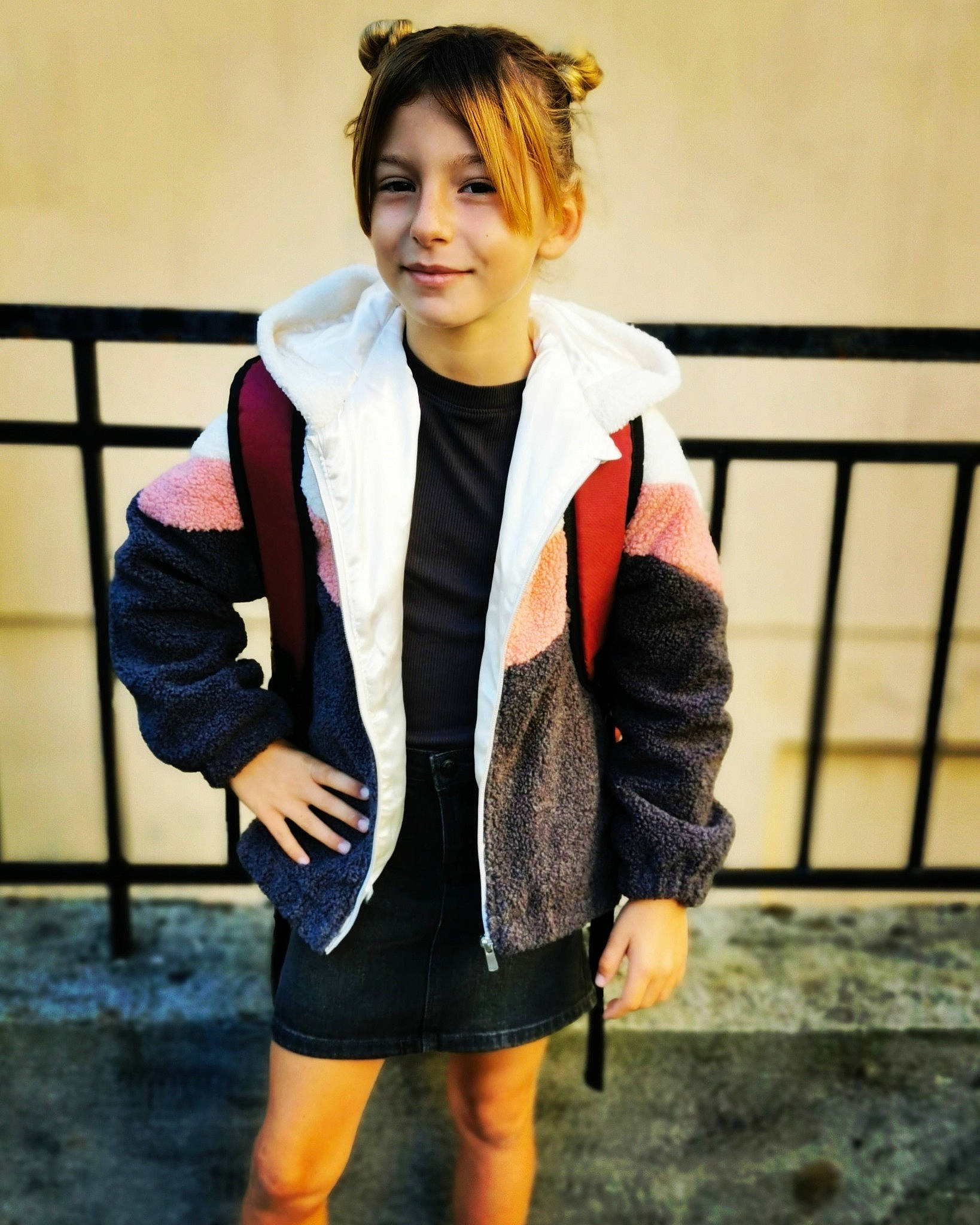 Zoé a rejoint le concours — aidez-le/la à gagner de superbes lots ! blazer, collar, costume, dress_shirt, electric_blue, fashion_accessory, fashion_design, fence, formal_wear, human_leg, joy, knee, neck, pattern, person, sleeve, street_fashion, thigh, thumb, top