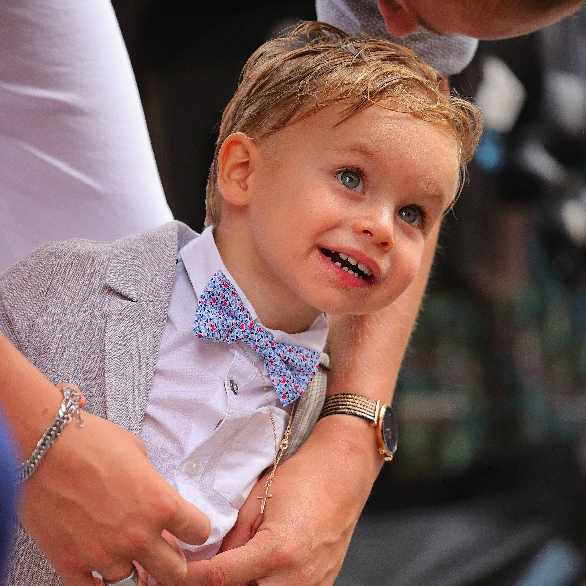 Sohan participe au concours pour gagner de l'argent avec cette photo : blond, child, child_model, finger, gesture, hand, person, photography, smile
