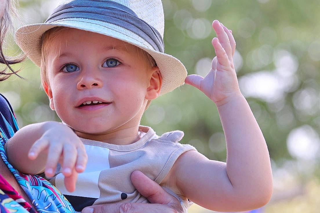 Sohan participe au concours pour gagner de l'argent avec cette photo : baby, child, finger, fun, gesture, hand, happy, hat, headgear, headwear, joy, person, photography, skin, smile, sun_hat, thumb, toddler, vacation