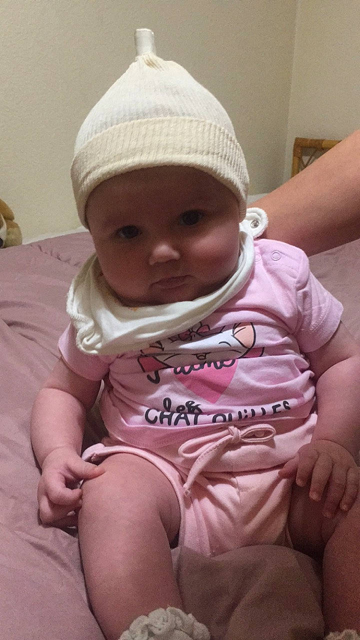 Zohra a rejoint le concours — aidez-le/la à gagner de superbes lots ! baby, baby_toddler_clothing, birth, cheek, child, headgear, headwear, person, pink, skin, toddler