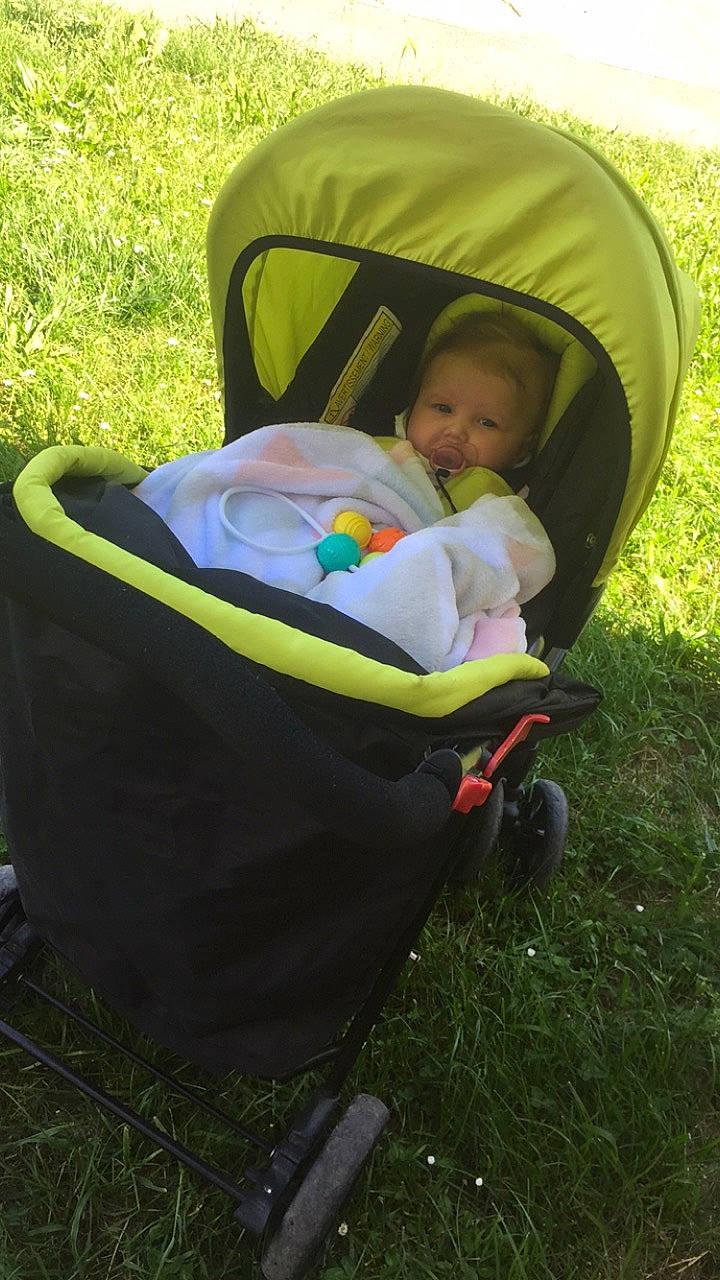 Zohra participe au concours pour gagner de l'argent avec cette photo : baby, baby_carriage, baby_carrier, baby_products, child, comfort, grass, green, infant_bed, leisure, person, play, product, toddler