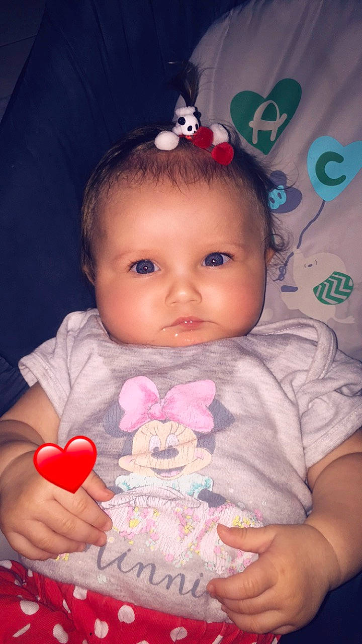 Zohra a rejoint le concours — aidez-le/la à gagner de superbes lots ! baby, baby_products, cheek, child, eye, face, finger, forehead, hair_accessory, head, iris, lip, nose, person, photography, pink, play, product, skin, smile