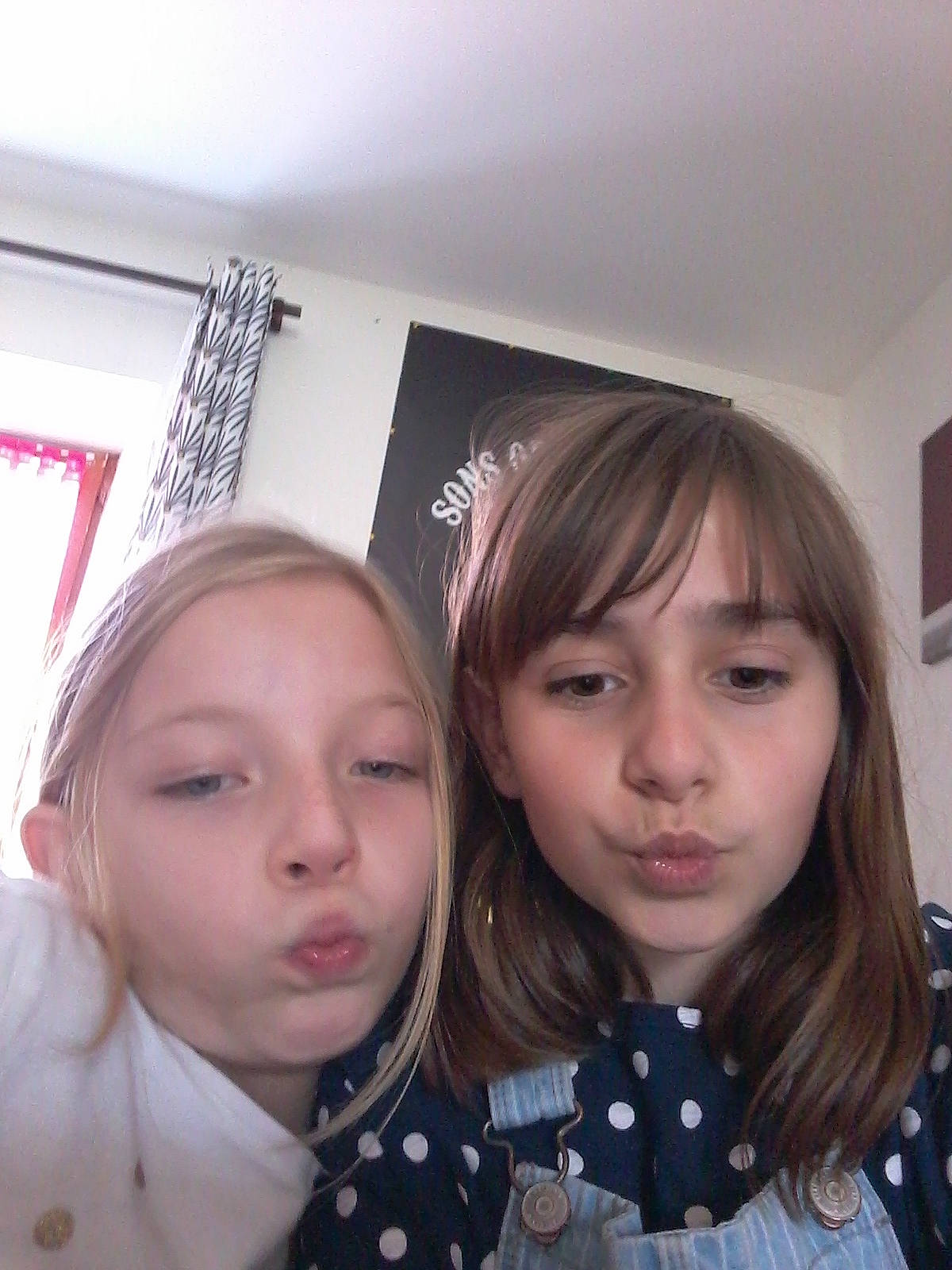 Léa participe au concours pour gagner de l'argent avec cette photo : bangs, beauty, black_hair, brown_hair, clothing, curtain, event, eyebrow, eyelash, facial_expression, fun, hairstyle, happy, lip, nose, outerwear, pattern, person, skin, sleeve