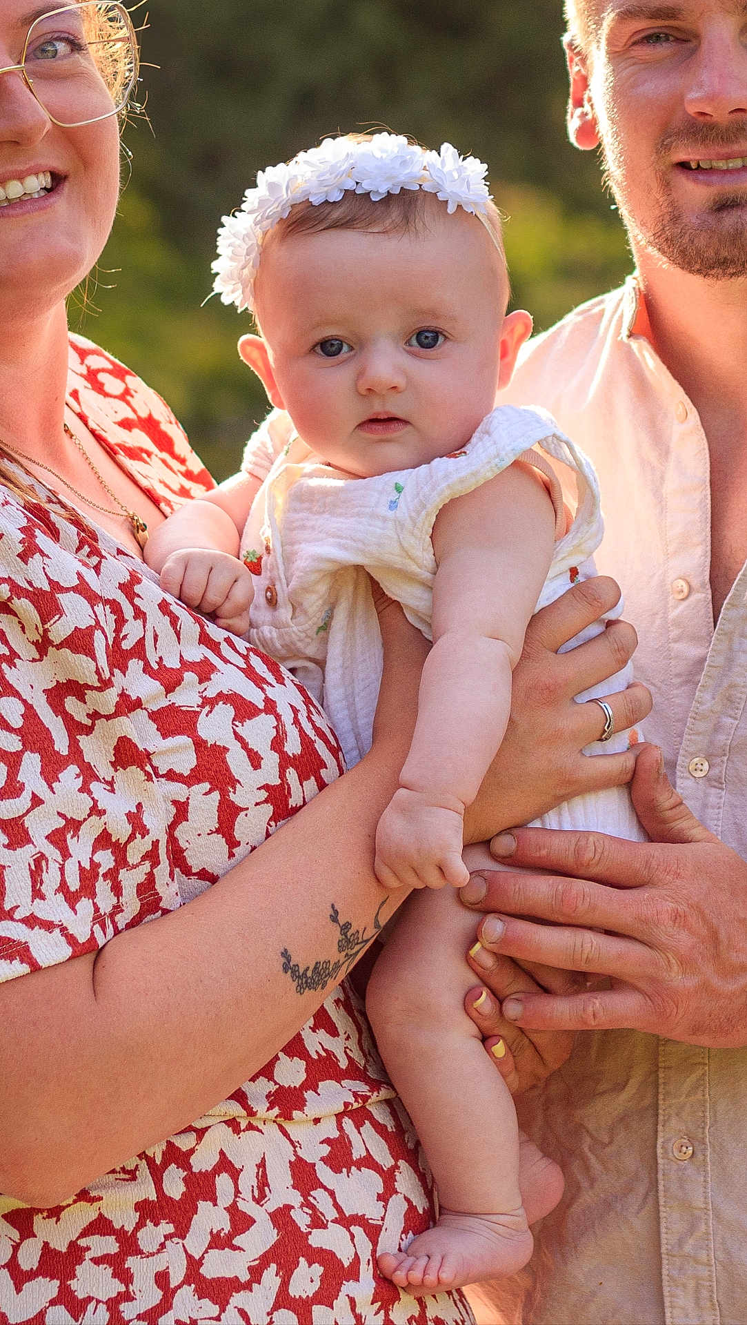 Roxane participe au concours pour gagner de l'argent avec cette photo : baby, child, adult, woman, man, holding, flower_headband, dress, shirt, tattoo, hand, foot, outdoor, portrait, family, people, smiling, nature, skin, closeup