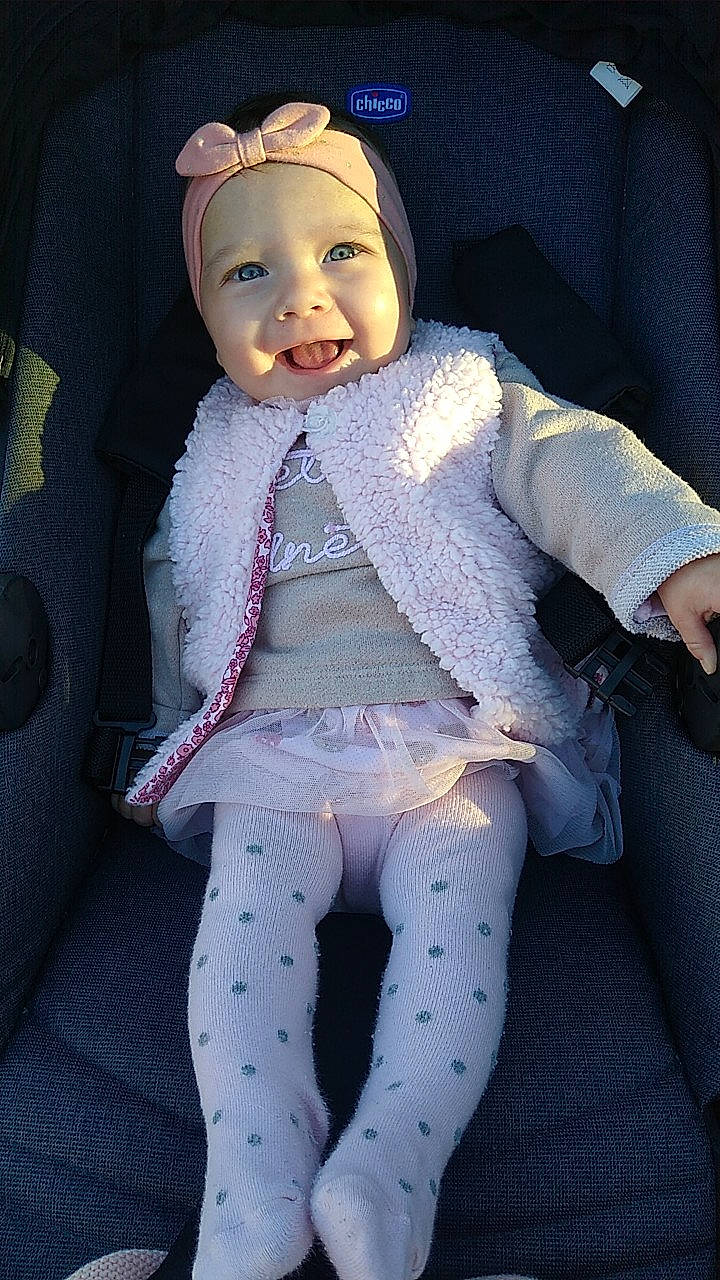 Noëmie participe au concours pour gagner de l'argent avec cette photo : art, baby, baby_toddler_clothing, cap, chair, child, doll, eye, headgear, human_body, organ, pink, purple, skin, sleeve, smile, textile, thigh, wig, woolen