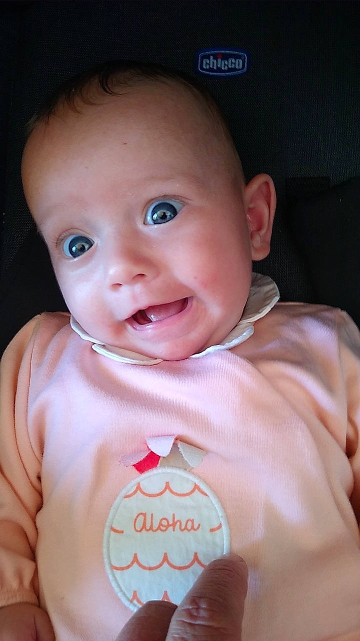 Noëmie participe au concours pour gagner de l'argent avec cette photo : baby, baby_toddler_clothing, cheek, chest, ear, eyebrow, eyelash, finger, flash_photography, happy, human_body, iris, lip, mouth, neck, nose, person, pink, skin, sleeve