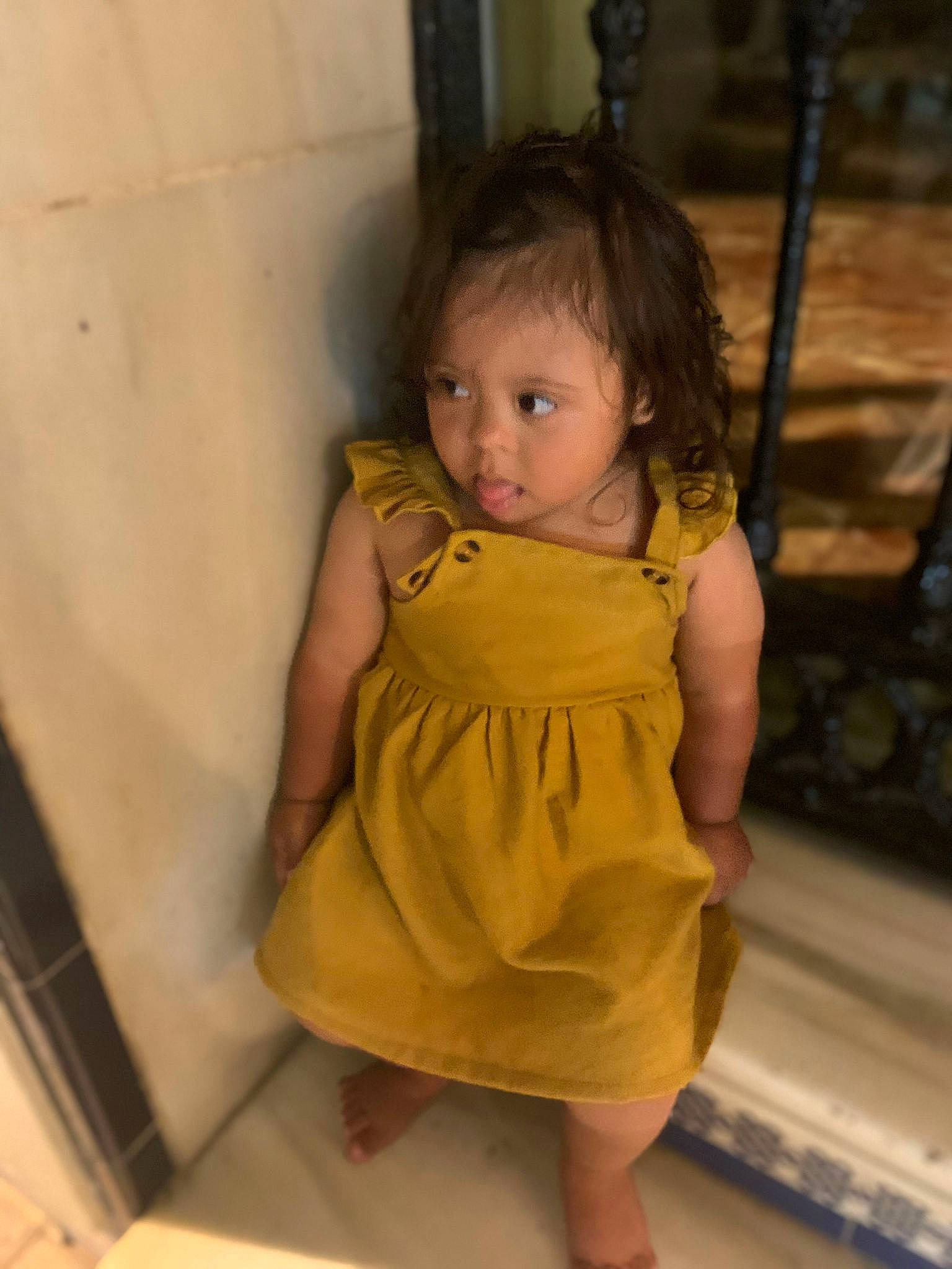 Amira participe au concours pour gagner de l'argent avec cette photo : baby, baby_toddler_clothing, blond, cheek, chin, dress, eye, facial_expression, flooring, foot, fun, hair, happy, human_leg, iris, leg, nose, person, skin, toddler