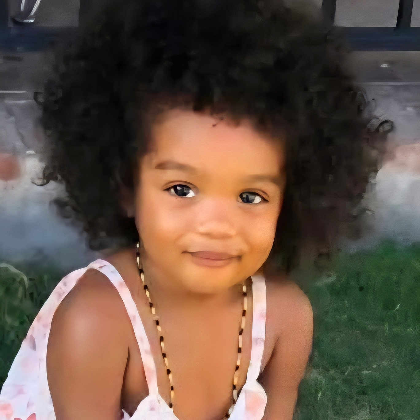 Awa a rejoint le concours — aidez-le/la à gagner de superbes lots ! afro, background, child, curly_hair, cute, dress, face, fashion, fence, grass, happy, necklace, outdoor, person, portrait, sitting, skin, smile, summer, young