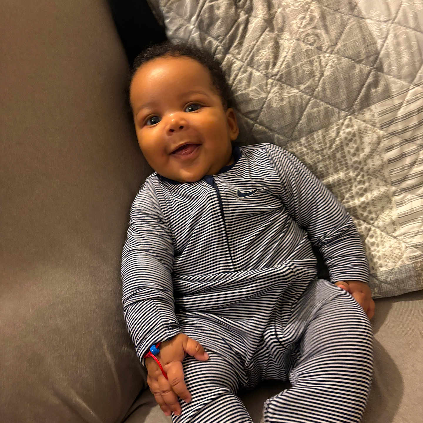 Jahleel participe au concours pour gagner de l'argent avec cette photo : baby, casual, child, couch, cozy, cute, furniture, happy, home, indoor, infant, one_person, person, portrait, quilt, relaxed, seated, smile, soft, striped_clothing