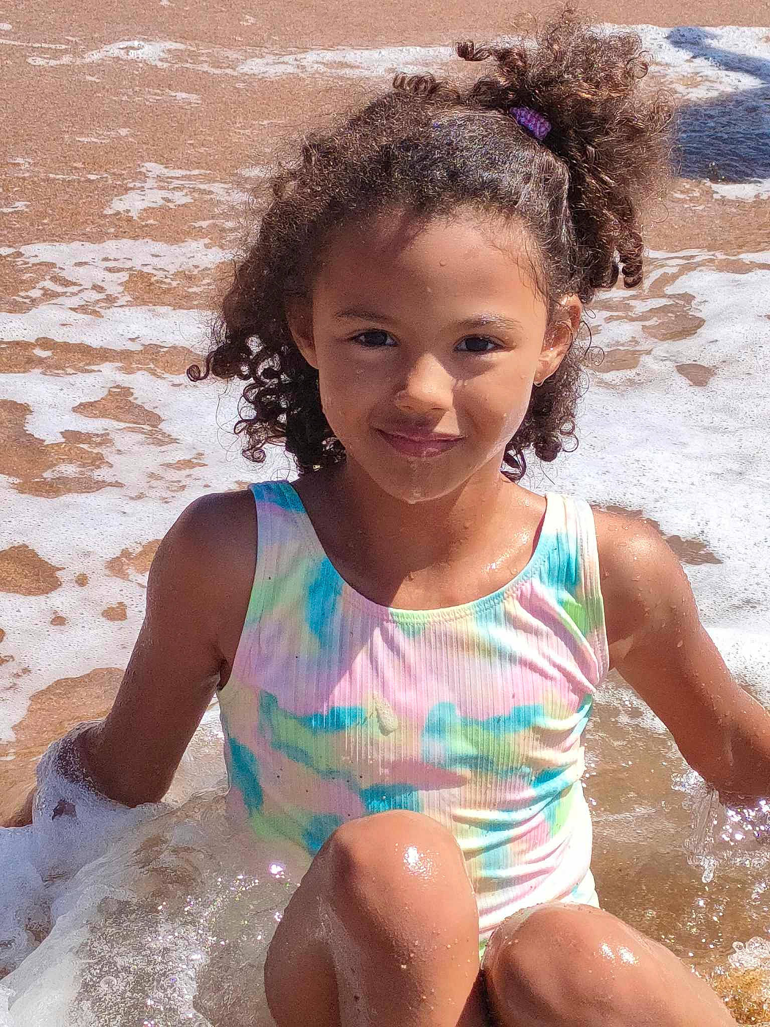 Amaya a rejoint le concours — aidez-le/la à gagner de superbes lots ! barefoot, bathing, beauty, chest, child, face, fun, happy, headgear, human_body, leg, leisure, one_piece_swimsuit, people_on_beach, person, smile, summer, sunlight, swimwear, thigh