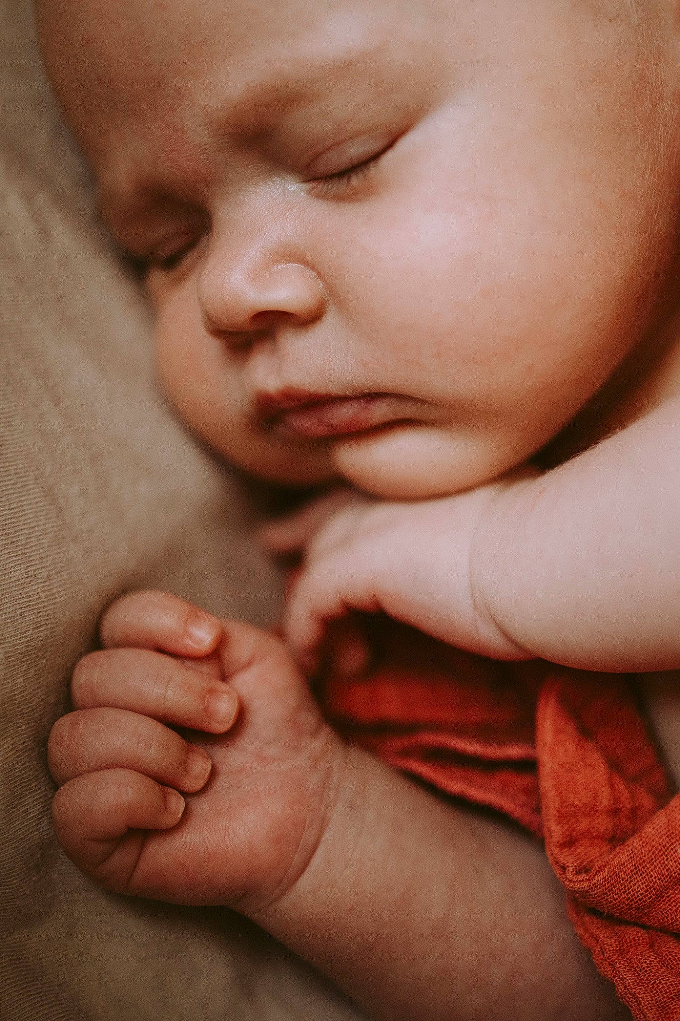 Maddo a rejoint le concours — aidez-le/la à gagner de superbes lots ! arm, baby, cheek, child, close_up, comfort, eyelash, finger, foot, gesture, hand, happy, headwear, human, human_body, nail, nose, person, skin, thumb