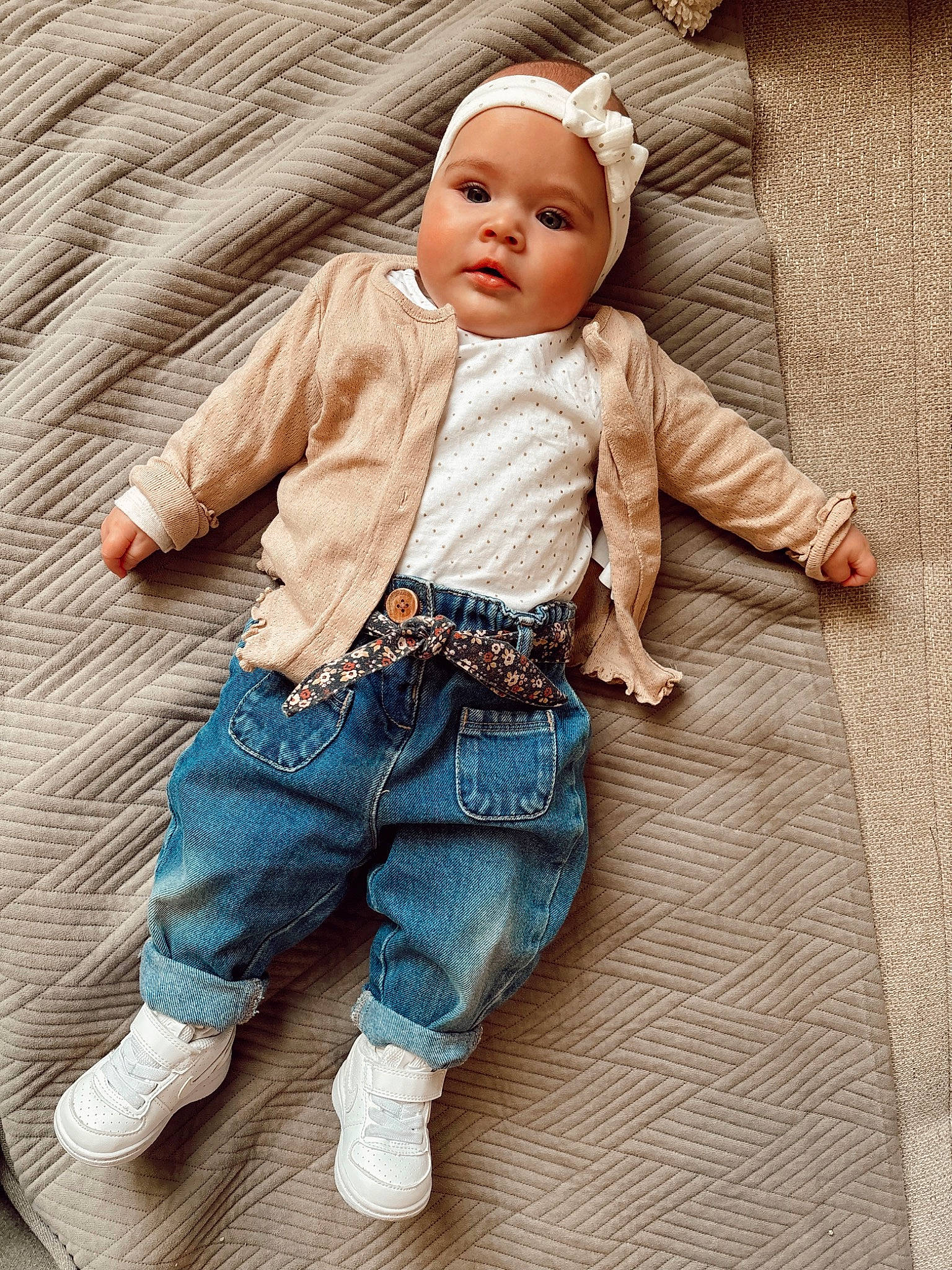 Maddo a rejoint le concours — aidez-le/la à gagner de superbes lots ! baby, baby_toddler_clothing, child, denim, doll, dress_shirt, face, fashion_accessory, fashion_design, head, headwear, human_body, pattern, person, skin, sleeve, toddler, toy, waist, wood