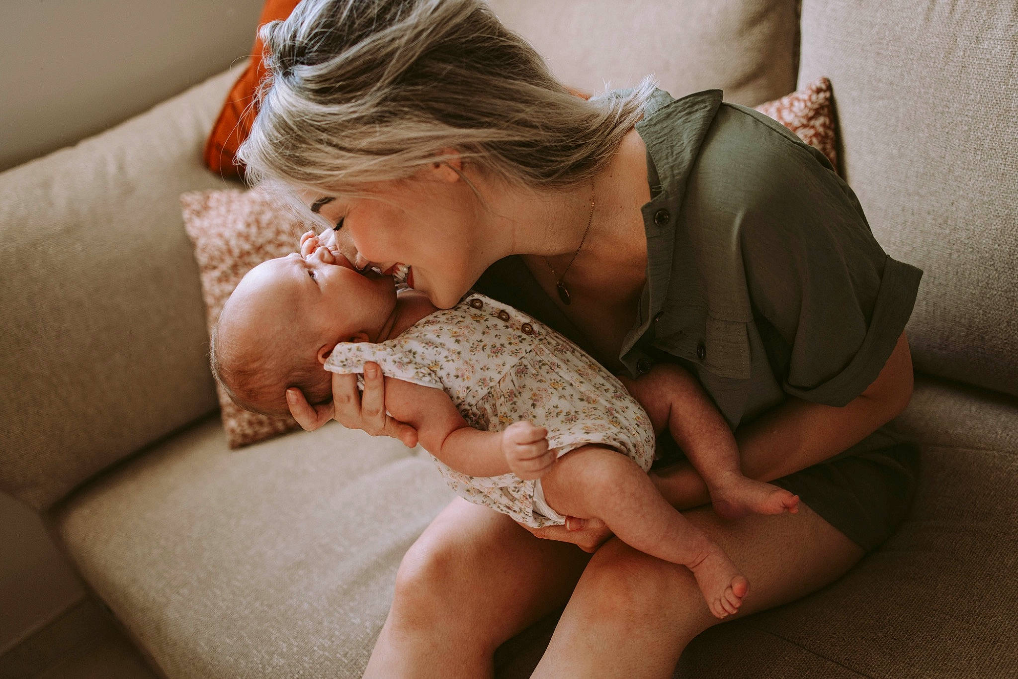 Maddo participe au concours pour gagner de l'argent avec cette photo : abdomen, comfort, dress, eyewear, finger, foot, gesture, glasses, hand, happy, human_body, human_leg, joint, knee, leg, nail, person, shoulder, skin, sunglasses