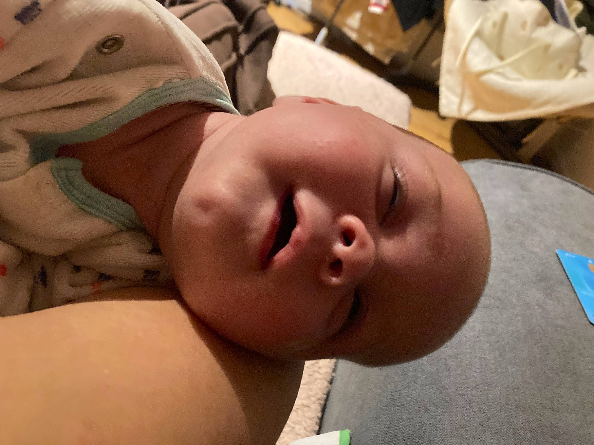 Swan a rejoint le concours — aidez-le/la à gagner de superbes lots ! abdomen, baby, baby_products, baby_toddler_clothing, cheek, chest, child, comfort, eye, eyebrow, eyelash, finger, fun, headgear, helmet, mouth, nose, person, personal_protective_equipment, skin