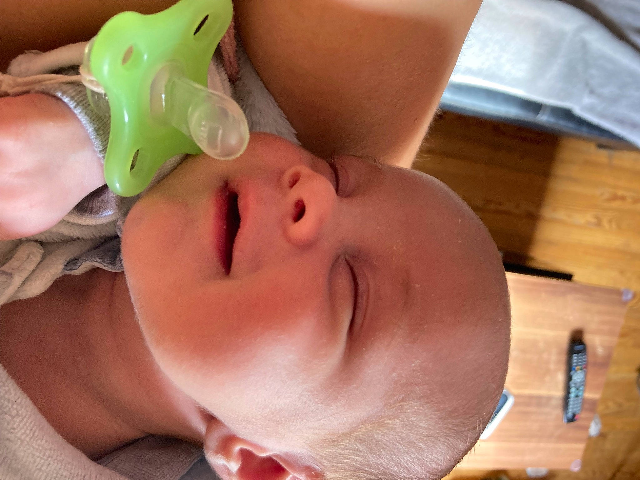 Swan a rejoint le concours — aidez-le/la à gagner de superbes lots ! baby, baby_products, baby_toddler_clothing, cheek, chest, close_up, ear, eyebrow, eyelash, happy, headgear, lip, mouth, nail, neck, nose, person, personal_protective_equipment, skin, smile