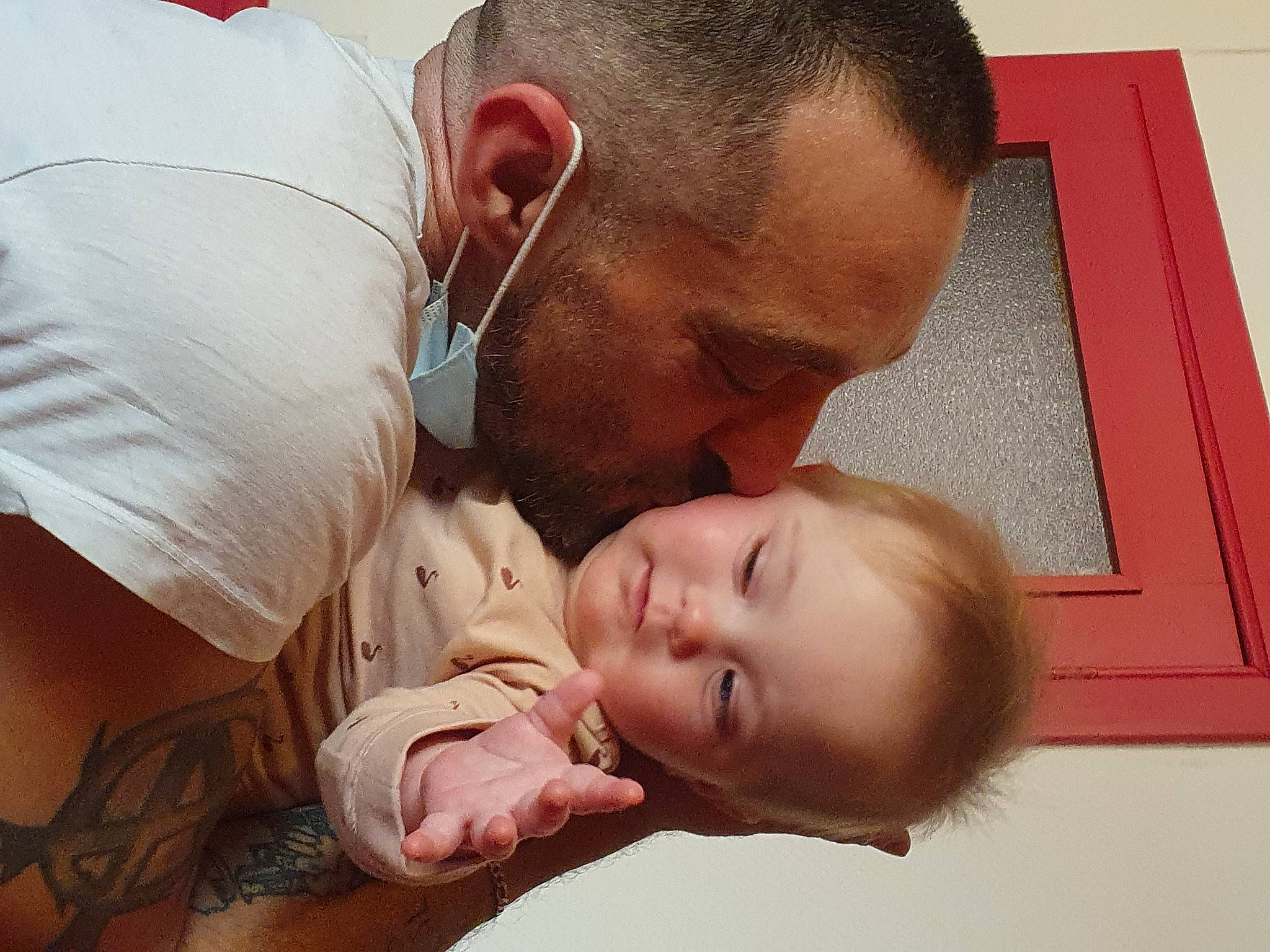 Mila a rejoint le concours — aidez-le/la à gagner de superbes lots ! baby, baby_products, cheek, child, comfort, ear, elbow, eyelash, flooring, gesture, happy, joint, mouth, neck, nose, organ, person, room, skin, toddler