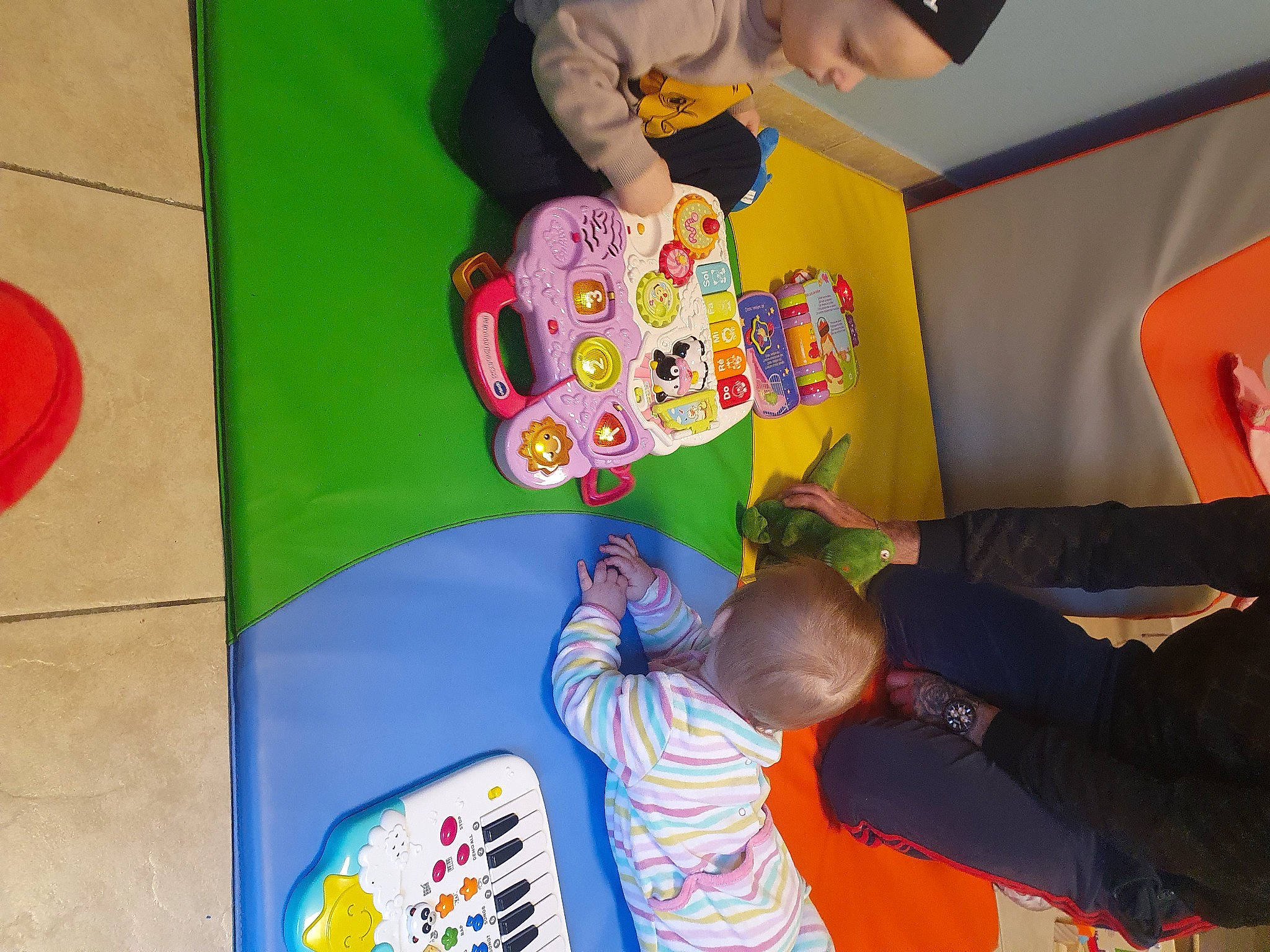 Mila participe au concours pour gagner de l'argent avec cette photo : baby, baby_toys, child, event, fun, games, kindergarten, learning, leisure, orange, person, play, recreation, room, sharing, sitting, toddler, toy, visual_arts, world