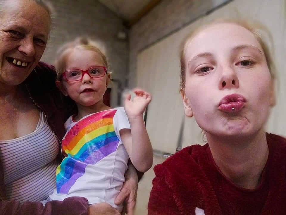 Maelyss participe au concours pour gagner de l'argent avec cette photo : arm, child, event, eye, eyelash, eyewear, finger, fun, gesture, glasses, hand, happy, iris, joy, leisure, organ, person, t_shirt, toddler, vacation